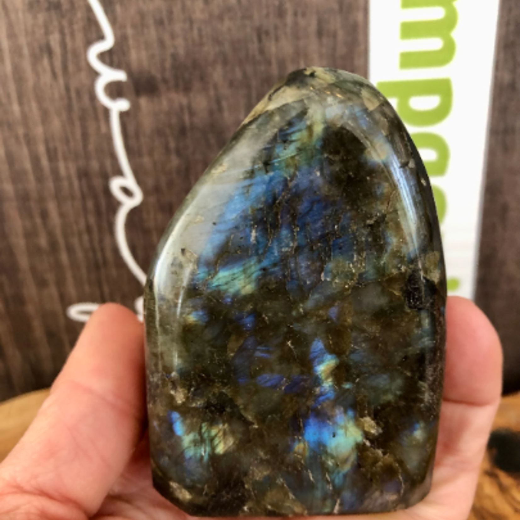 jolie labradorite forme libre, stimule l’imagination et calme un esprit hyperactif, développant l’enthousiasme et de nouvelles idées
