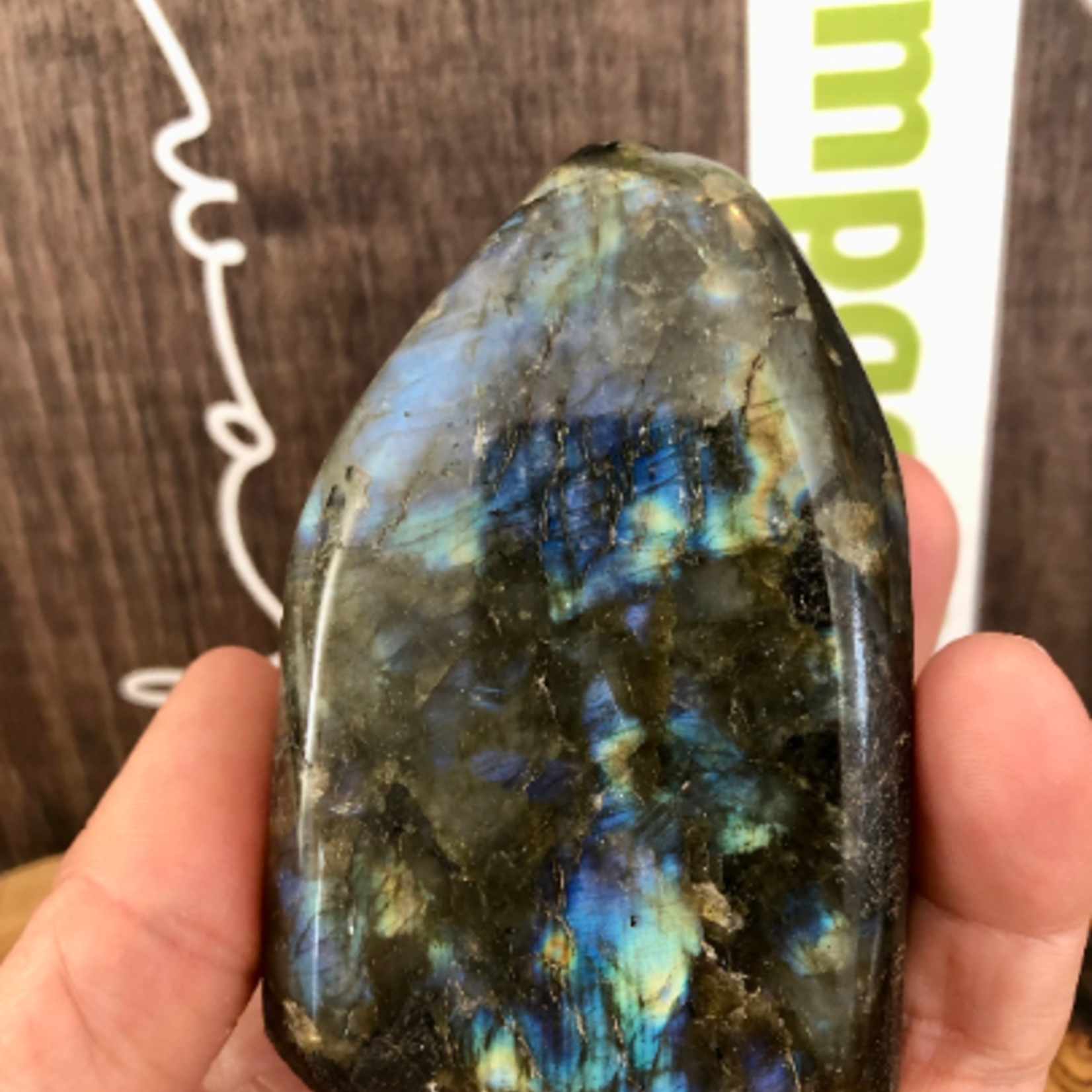jolie labradorite forme libre, stimule l’imagination et calme un esprit hyperactif, développant l’enthousiasme et de nouvelles idées