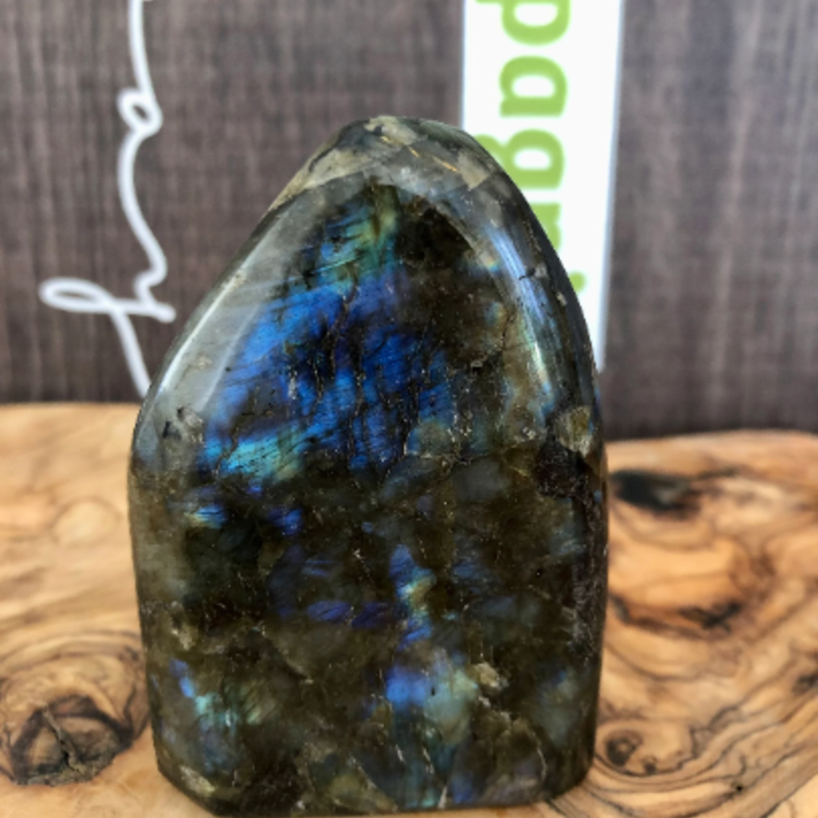 jolie labradorite forme libre, stimule l’imagination et calme un esprit hyperactif, développant l’enthousiasme et de nouvelles idées