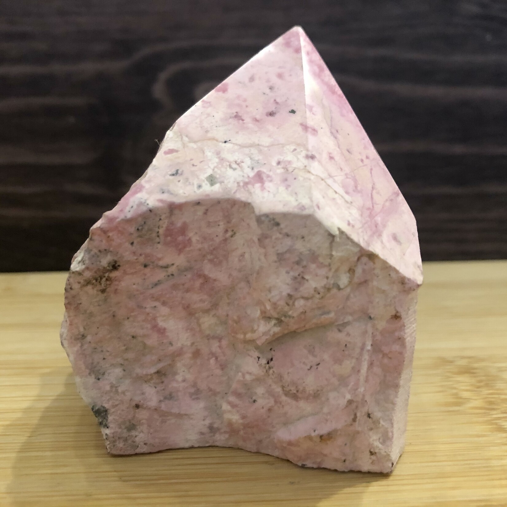 Pyramide Élégante en Rhodonite Rose - Base Brute avec Sommet Poli pour Guérison Émotionnelle & Équilibre