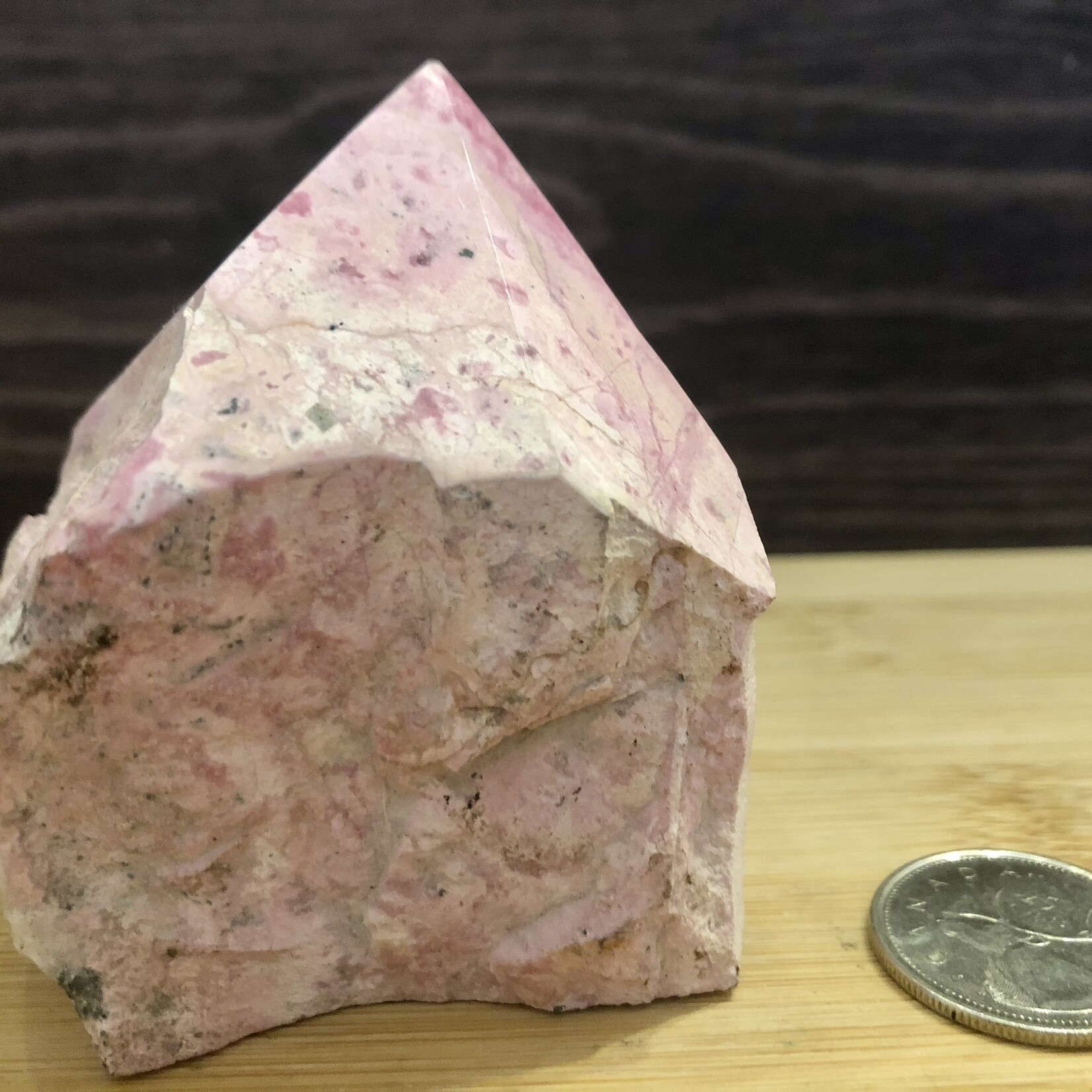 Pyramide Élégante en Rhodonite Rose - Base Brute avec Sommet Poli pour Guérison Émotionnelle & Équilibre