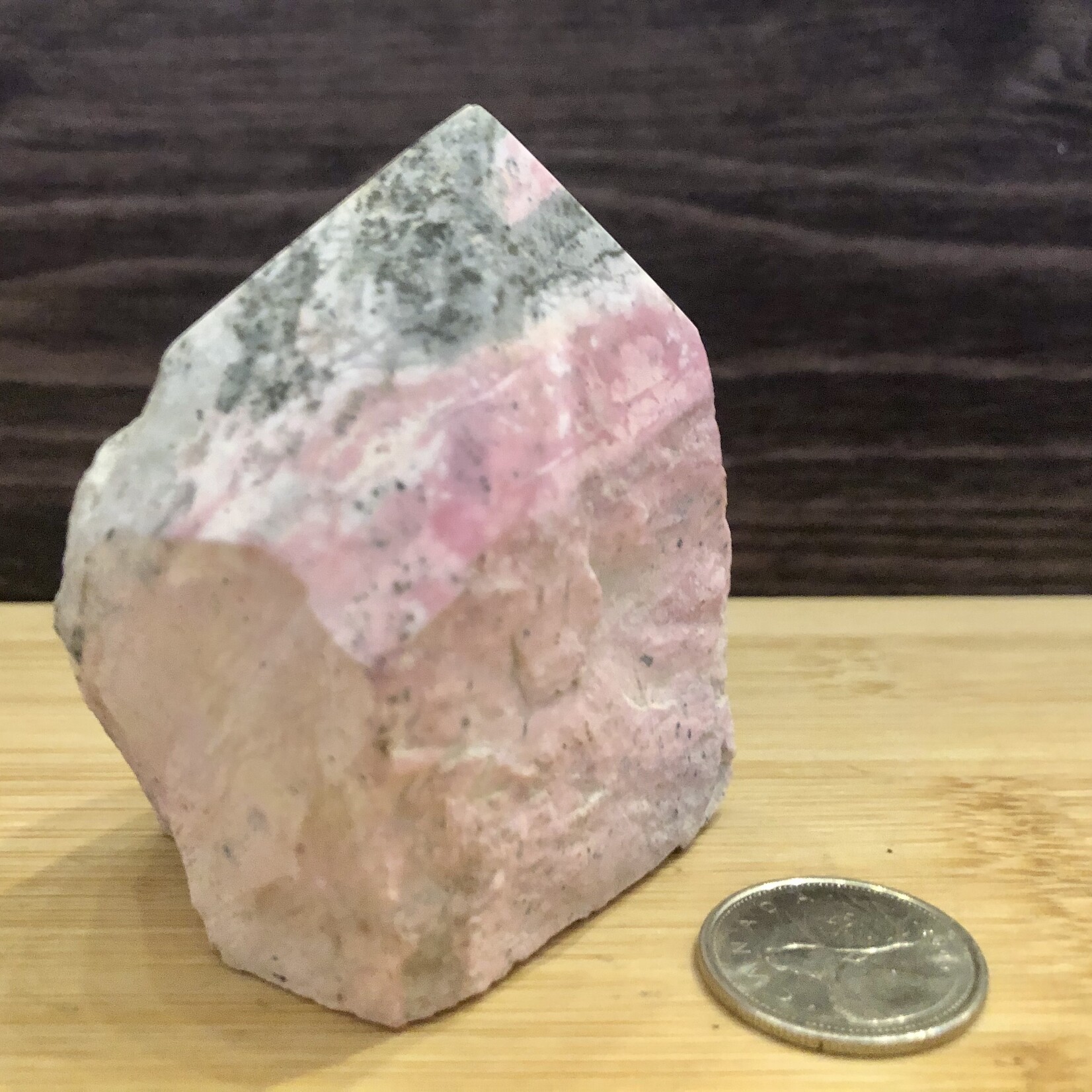 Pyramide Élégante en Rhodonite Rose - Base Brute avec Sommet Poli pour Guérison Émotionnelle & Équilibre