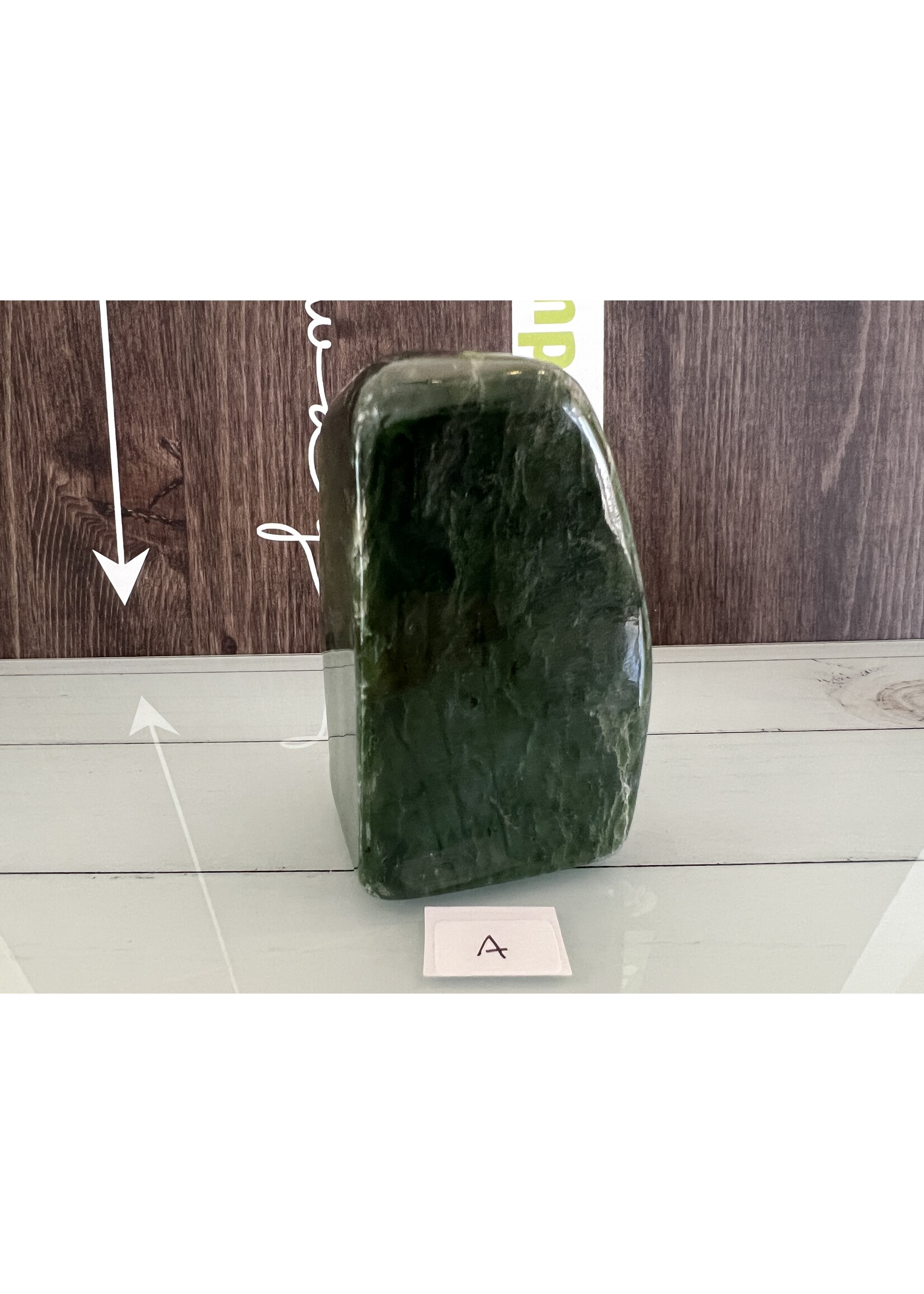 large jade vert forme libre, pierre de la longévité, du renouveau et de la sérénité, cette pierre apporte la chance dans votre foyer
