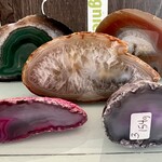 Agate naturelle en tranche – L'équilibre terrestre rencontre le calme de l'eau dans une harmonie visuelle