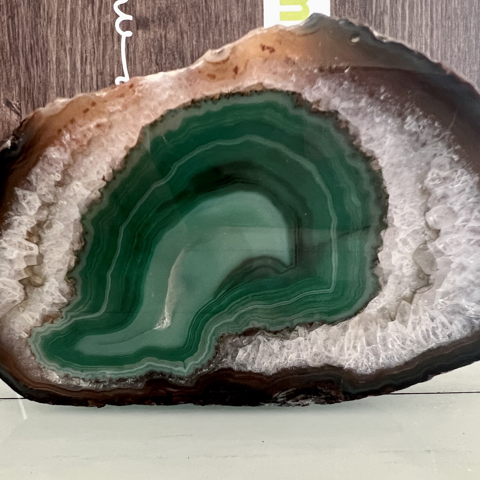 Natural Halved Agate – Earthly Balance Meets Water's Calm in a Visual Harmony