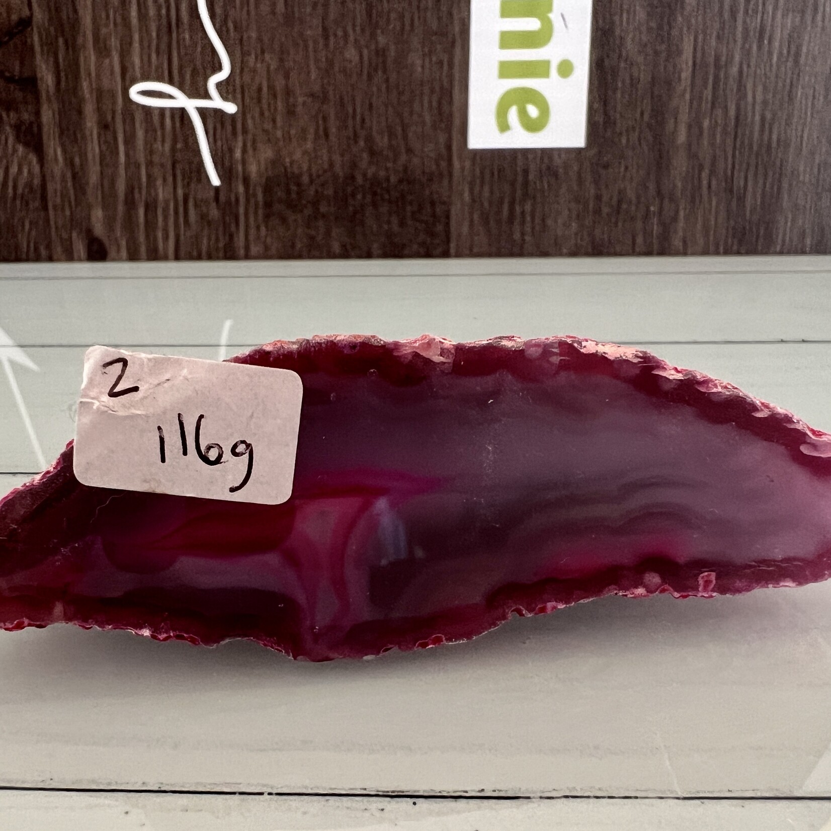Agate naturelle en tranche – L'équilibre terrestre rencontre le calme de l'eau dans une harmonie visuelle