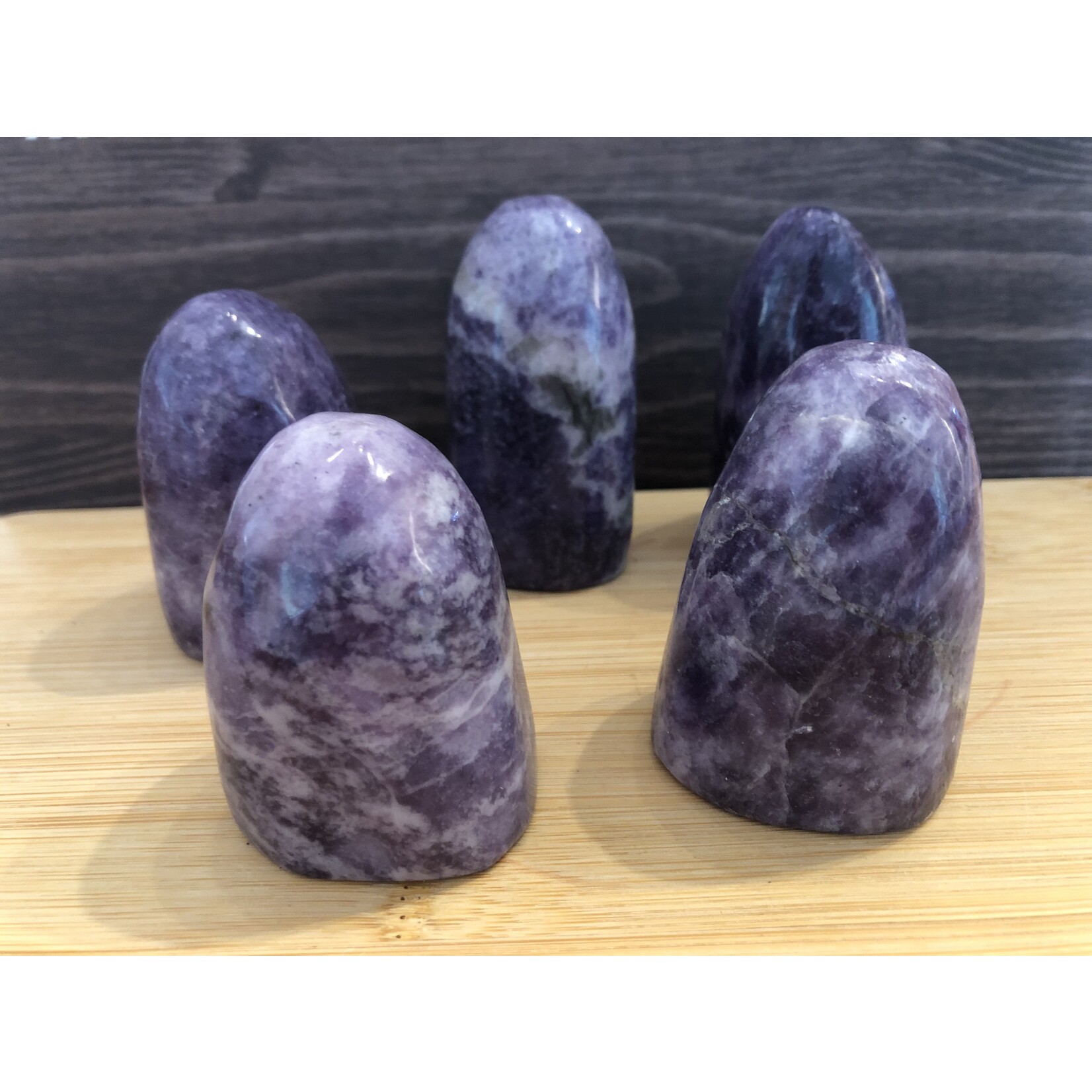 Forme libre de lépidolite violette – Bijou serein qui soulage le stress et calme l'esprit