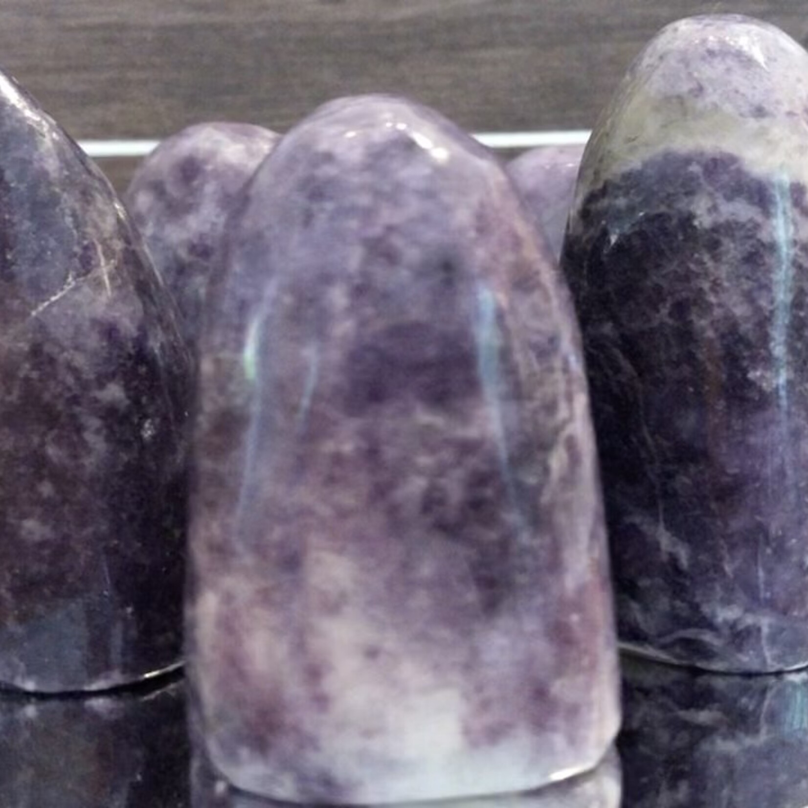 Forme libre de lépidolite violette – Bijou serein qui soulage le stress et calme l'esprit