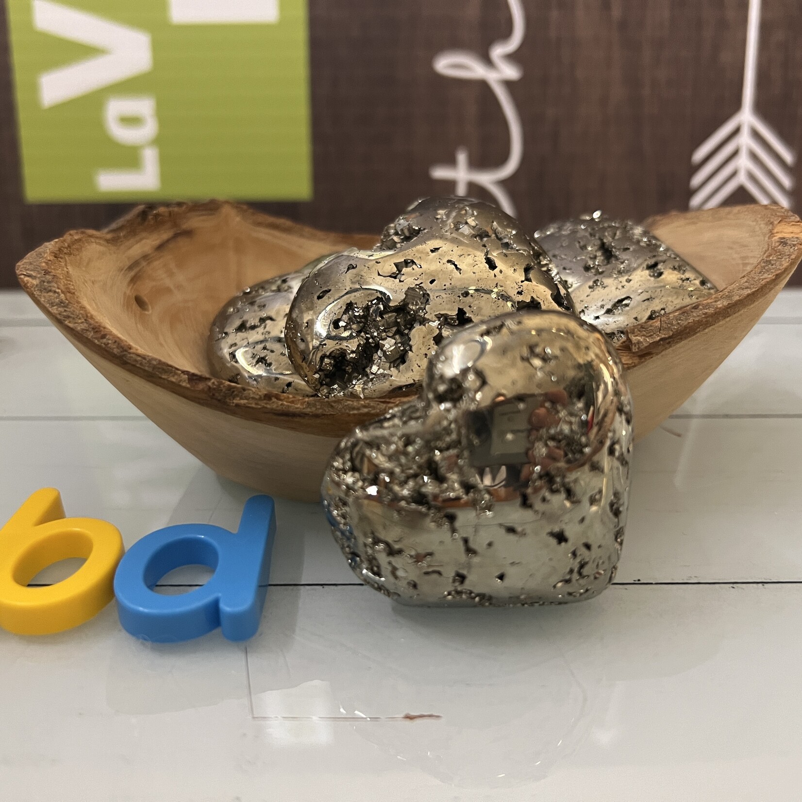 Cœur étincelant en amas de Pyrite - Un éclat brut de force, de vitalité et de magnétisme créatif