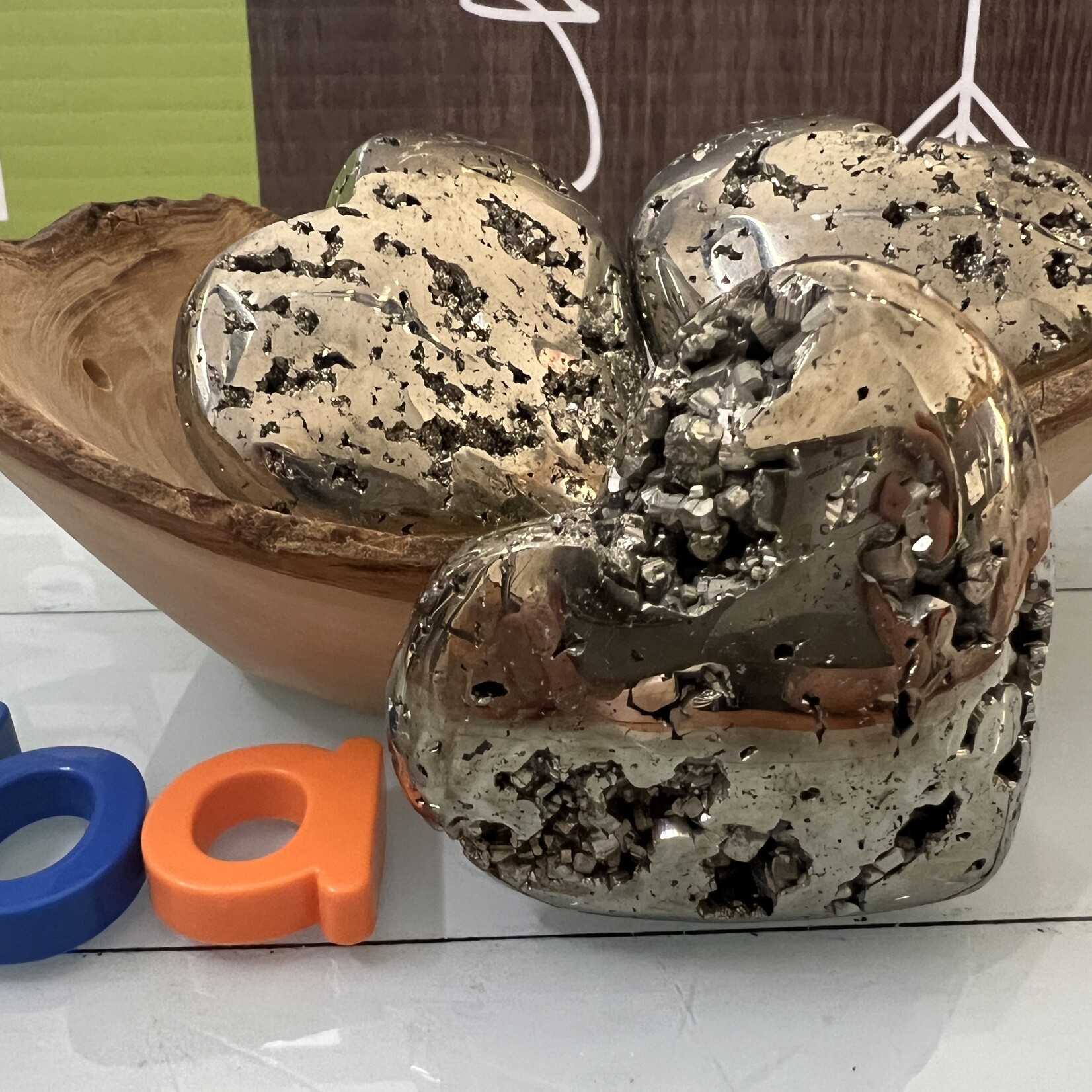 Cœur étincelant en amas de Pyrite - Un éclat brut de force, de vitalité et de magnétisme créatif