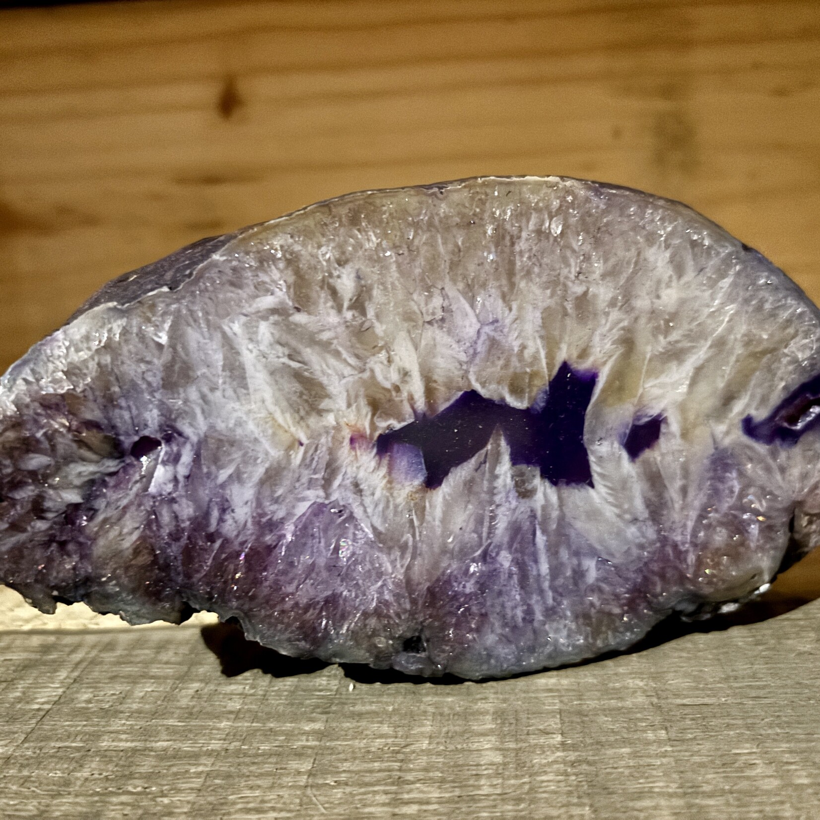Natural Halved Agate – Earthly Balance Meets Water's Calm in a Visual Harmony
