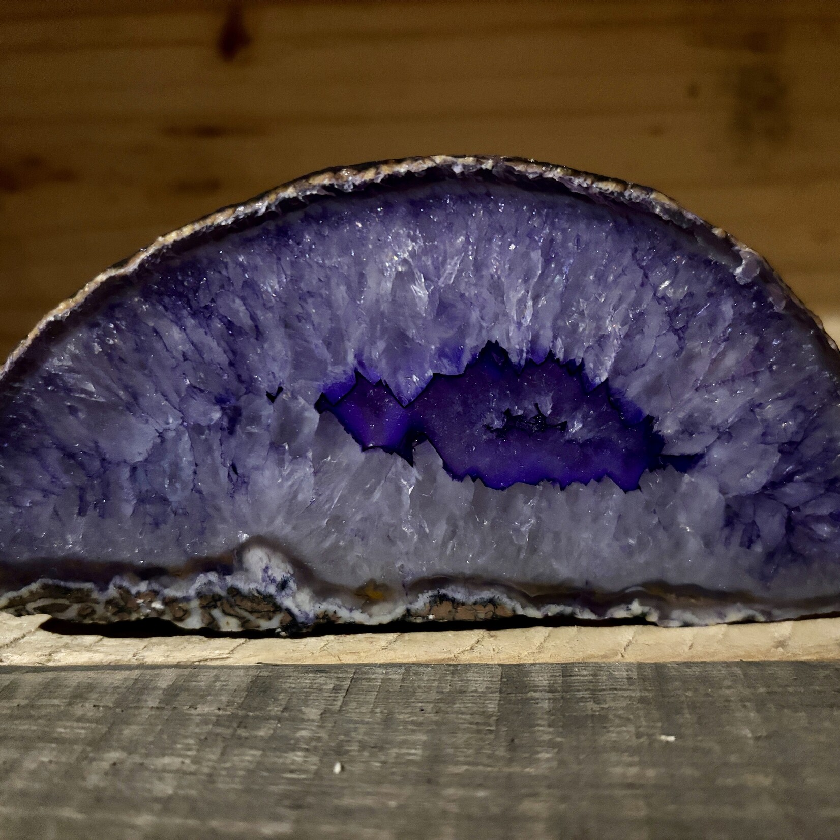Natural Halved Agate – Earthly Balance Meets Water's Calm in a Visual Harmony