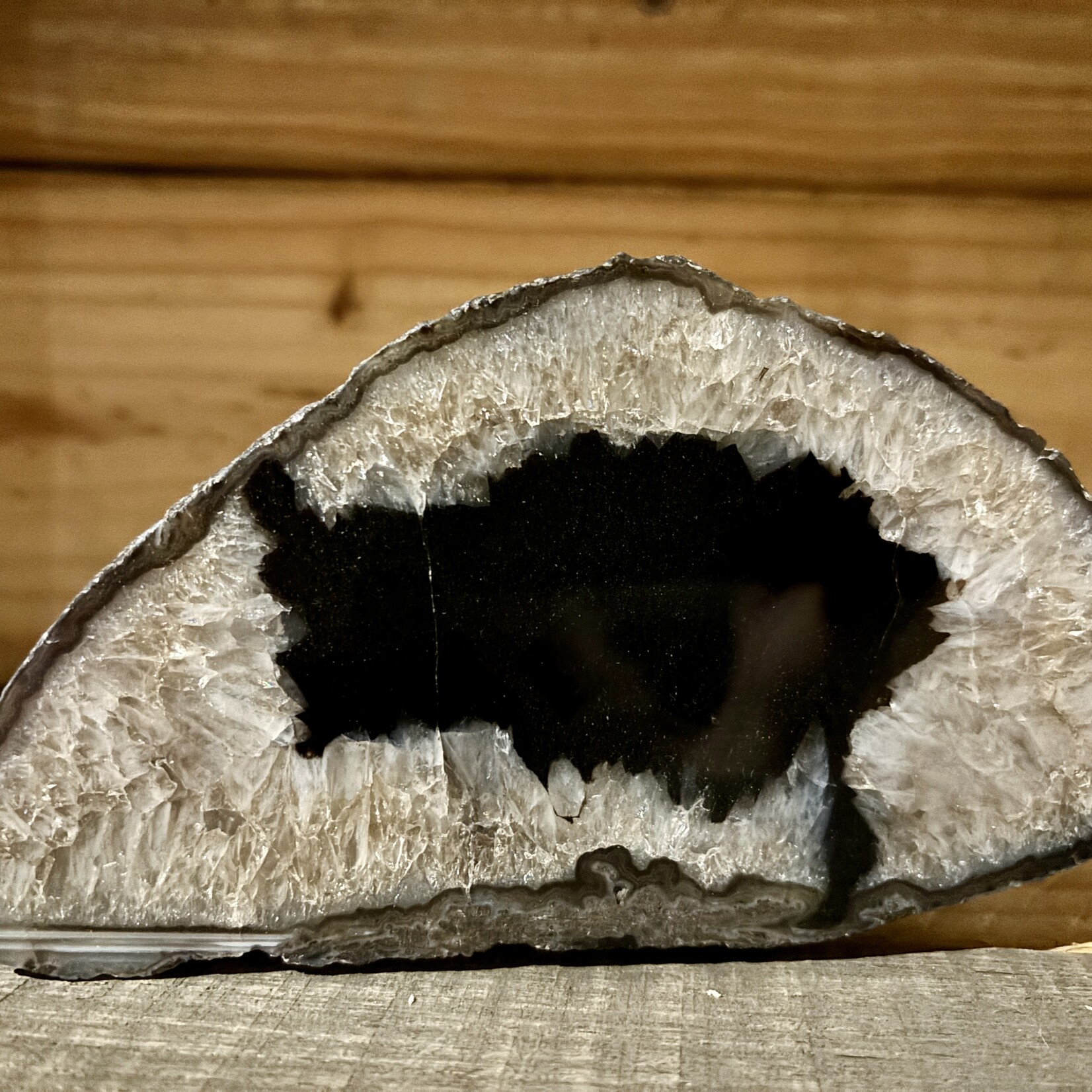 Natural Halved Agate – Earthly Balance Meets Water's Calm in a Visual Harmony