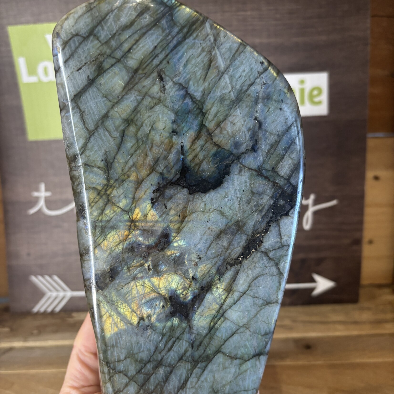 énorme labradorite forme libre jaune bleu profond, bannit les peurs et insécurités, renforce la foi en soi et la confiance dans l'univers