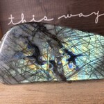 Énorme labradorite forme libre jaune bleu profond
