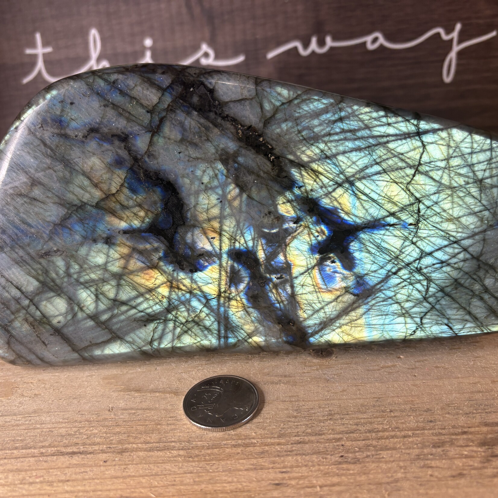 énorme labradorite forme libre jaune bleu profond, bannit les peurs et insécurités, renforce la foi en soi et la confiance dans l'univers