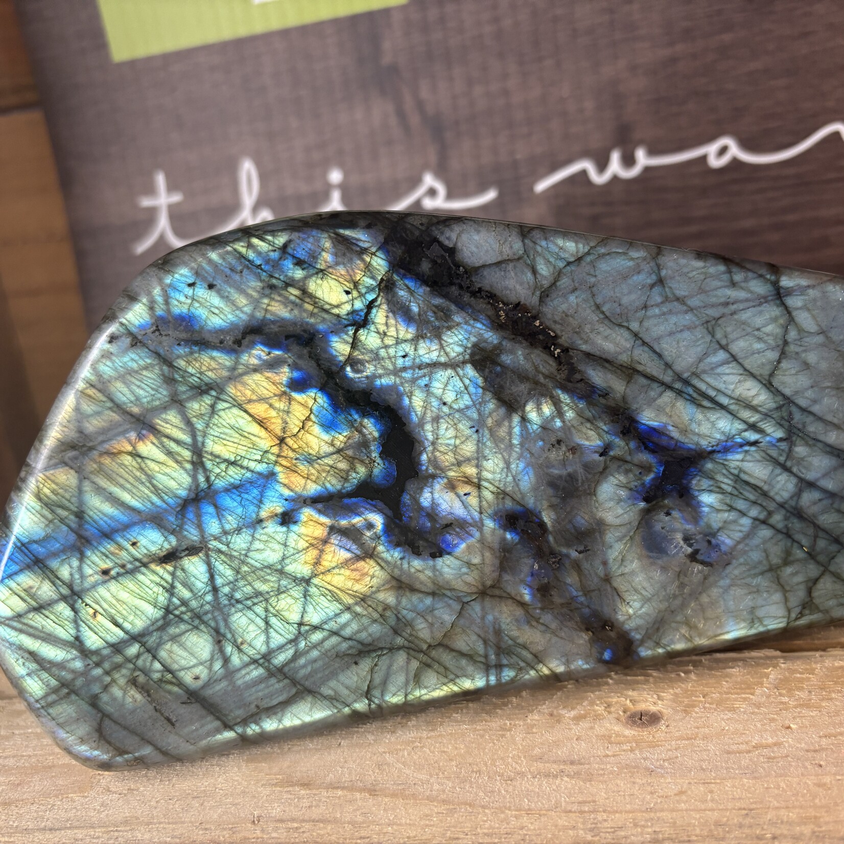 énorme labradorite forme libre jaune bleu profond, bannit les peurs et insécurités, renforce la foi en soi et la confiance dans l'univers