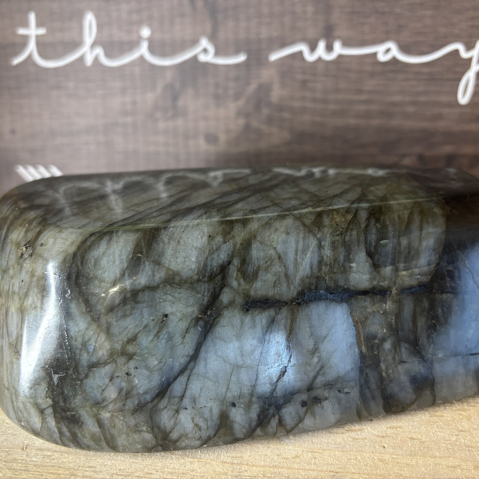 énorme labradorite forme libre jaune bleu profond, bannit les peurs et insécurités, renforce la foi en soi et la confiance dans l'univers