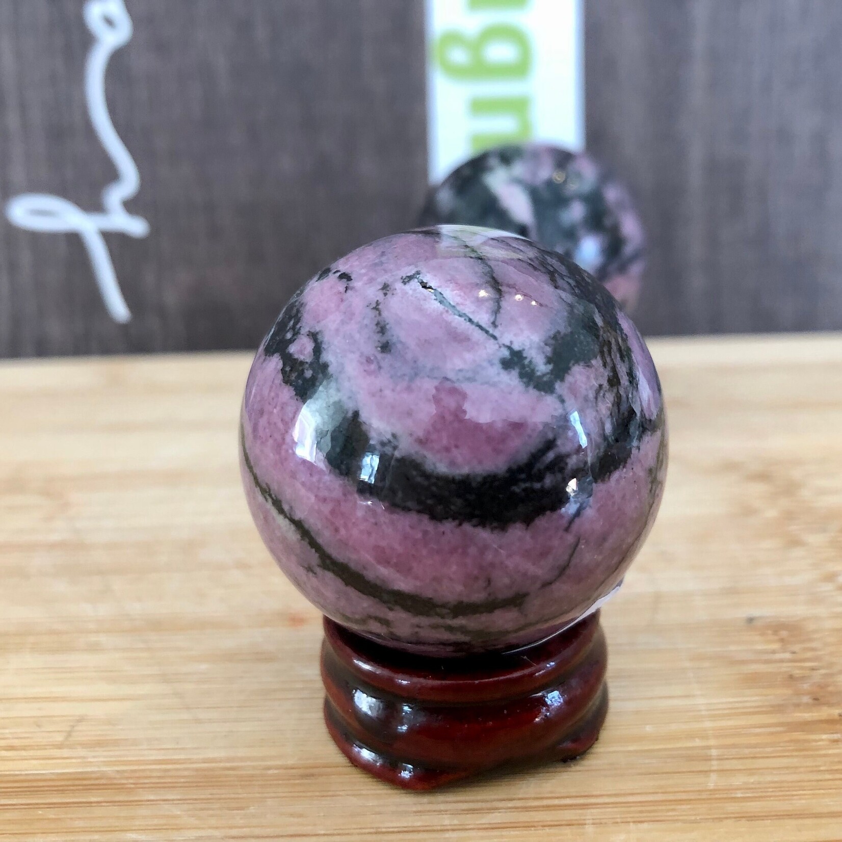 Sphère de rhodonite noire et rose – Équilibre et guérison émotionnelle