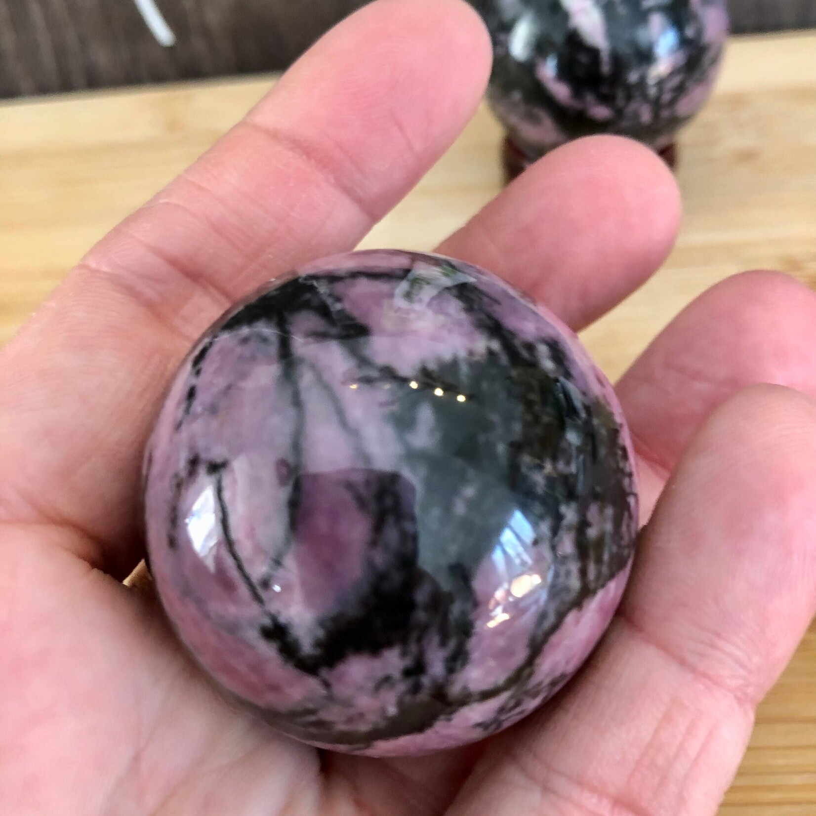 Sphère de rhodonite noire et rose – Équilibre et guérison émotionnelle