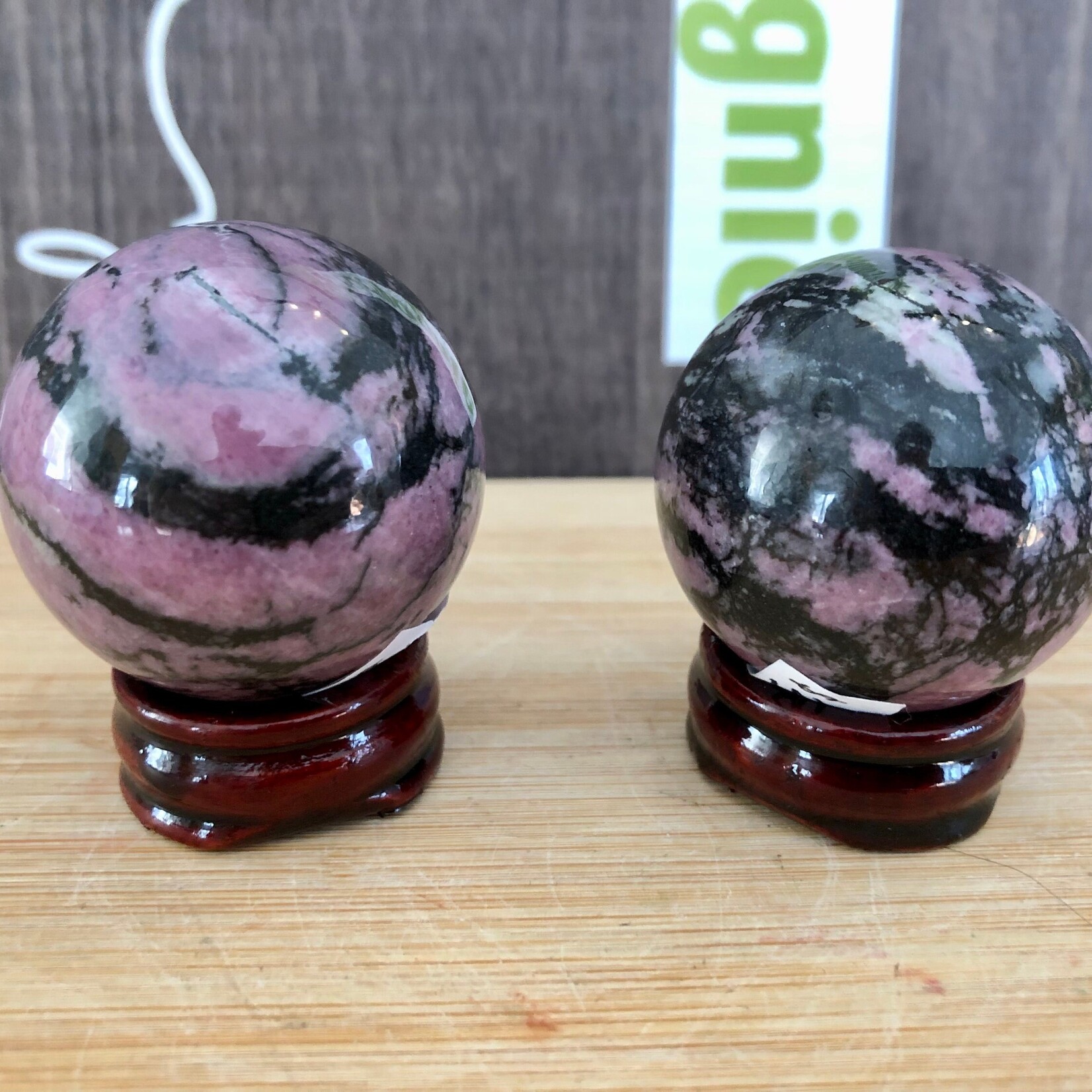 Sphère de rhodonite noire et rose – Équilibre et guérison émotionnelle