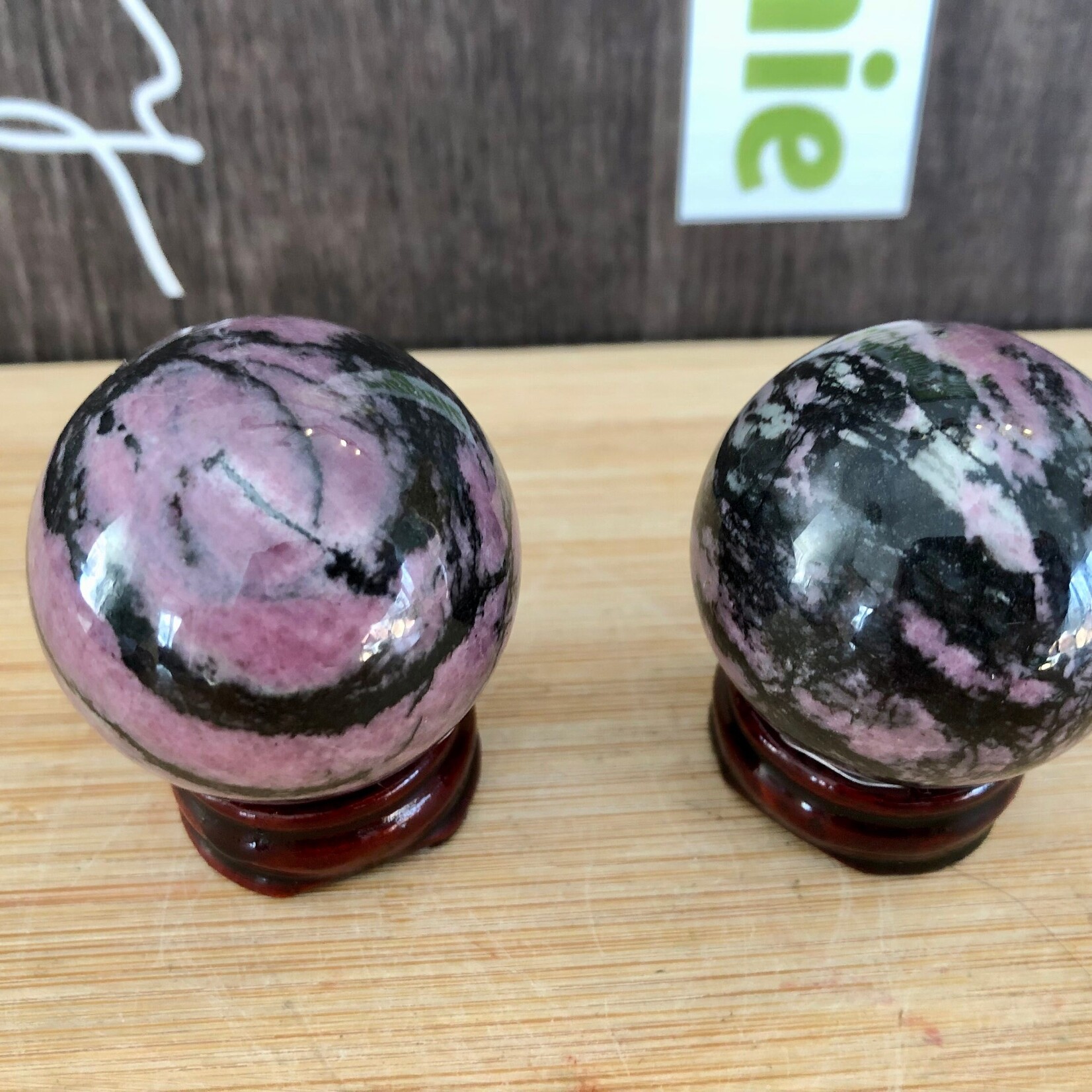 Sphère de rhodonite noire et rose – Équilibre et guérison émotionnelle