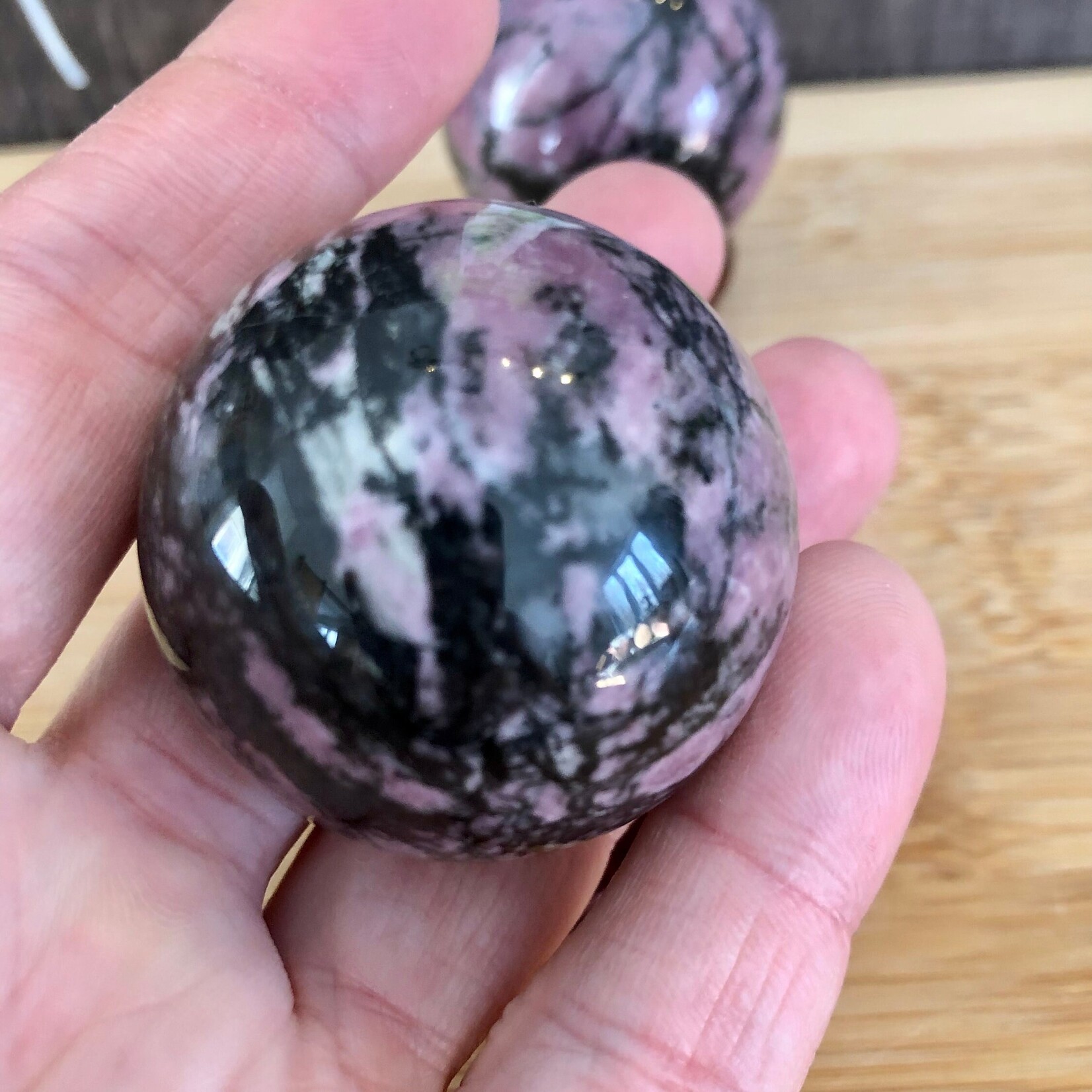 Sphère de rhodonite noire et rose – Équilibre et guérison émotionnelle