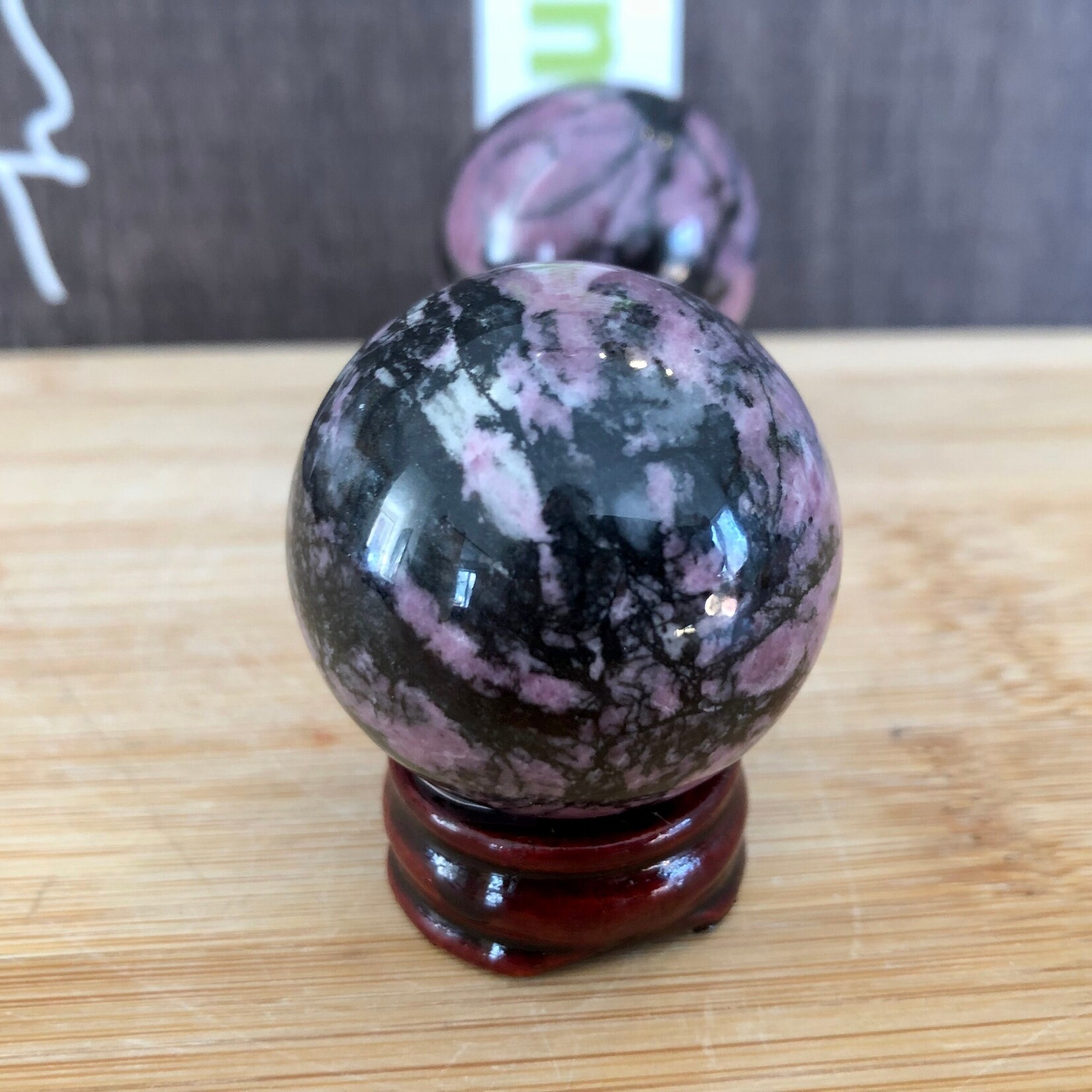 Sphère de rhodonite noire et rose – Équilibre et guérison émotionnelle