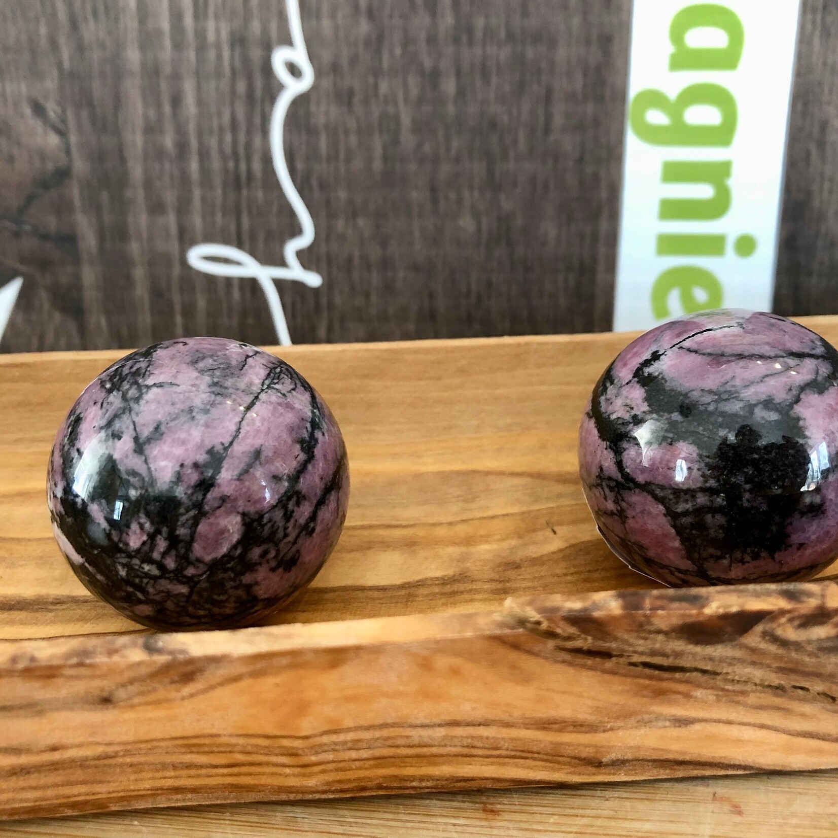 Sphère de rhodonite noire et rose – Équilibre et guérison émotionnelle
