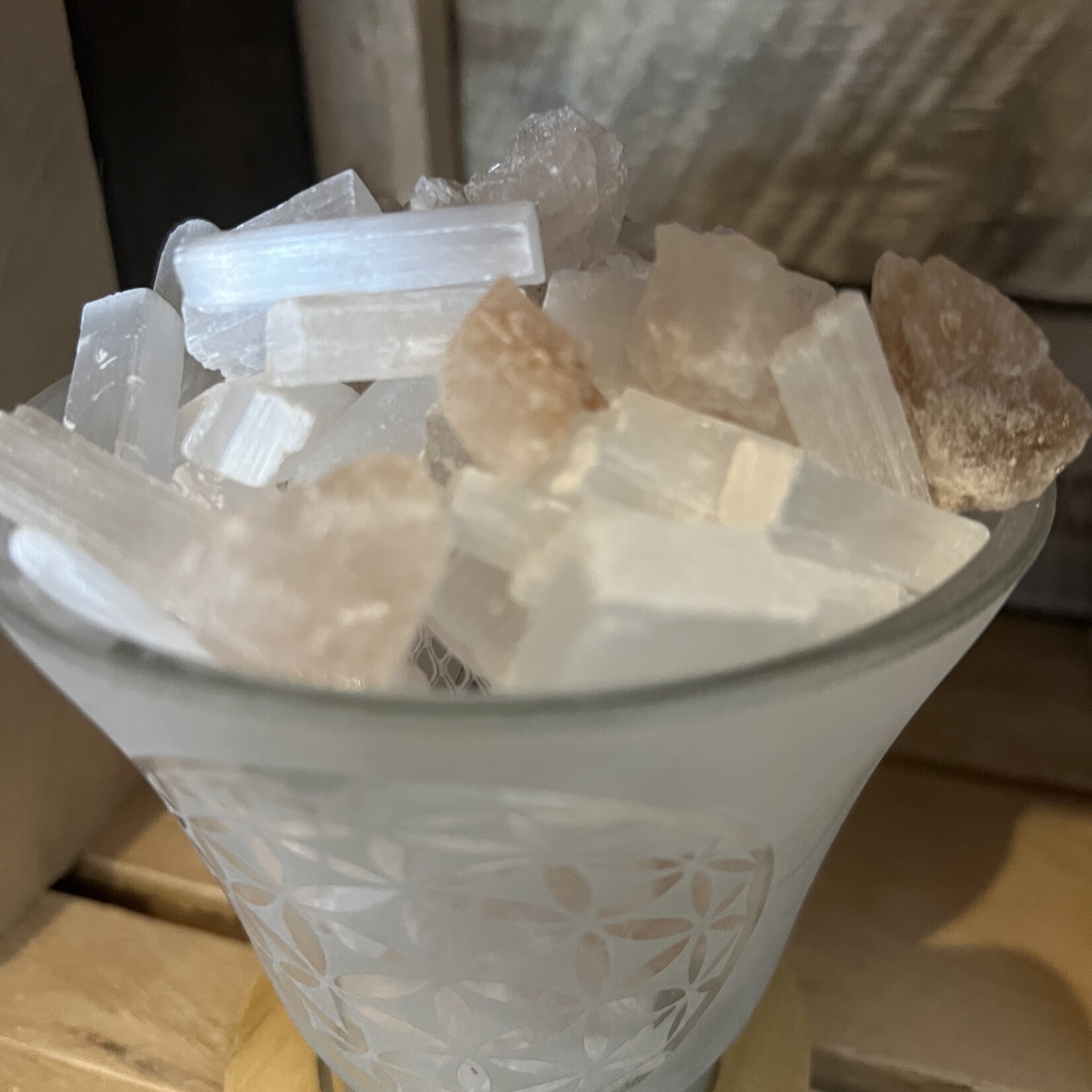 Frosted glass lamp with natural stones