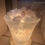 lampe en verre dépoli (frosted glass) avec pierres naturelles