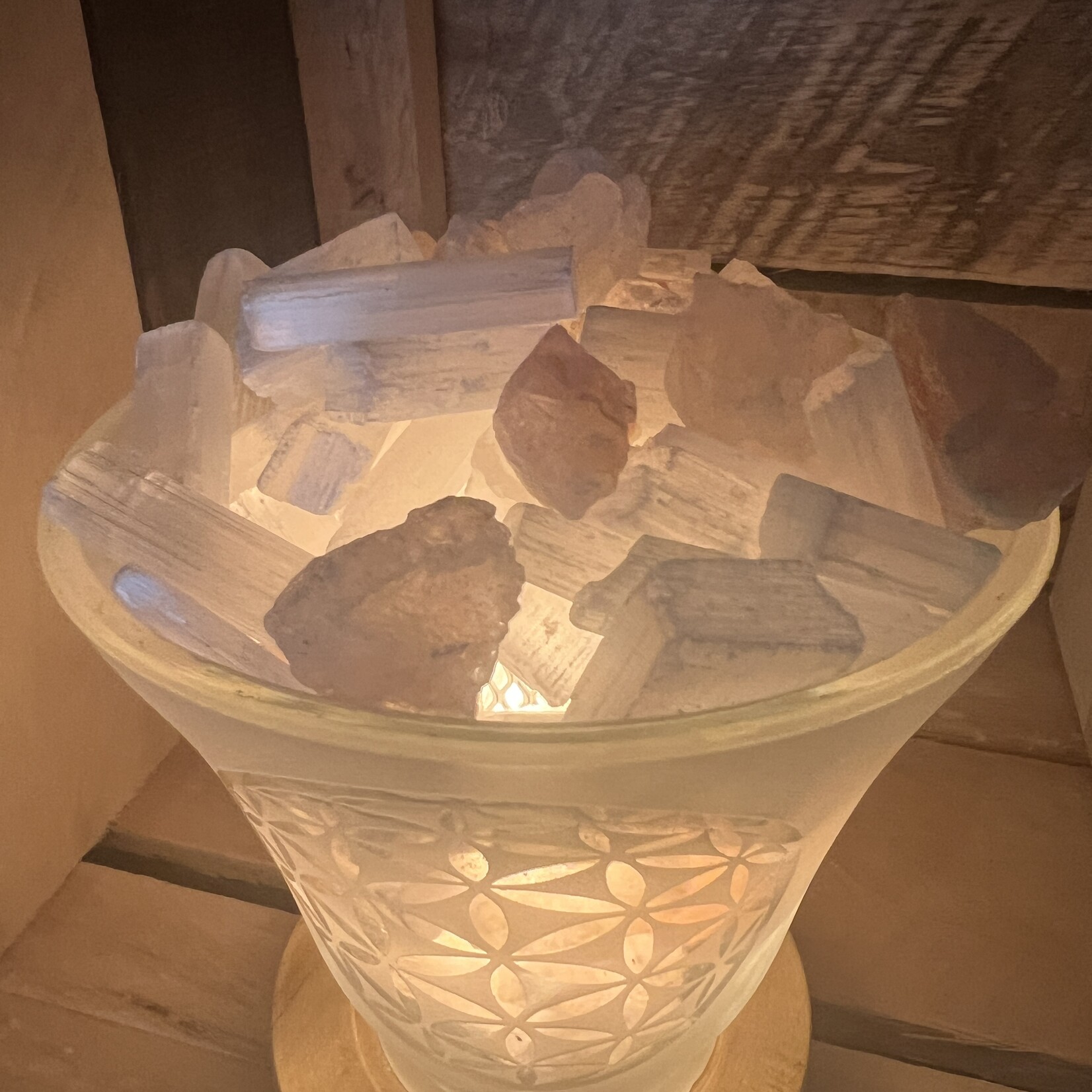 Frosted glass lamp with natural stones