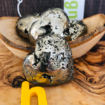 Cœur étincelant en amas de Pyrite - Un éclat brut de force, de vitalité et de magnétisme créatif