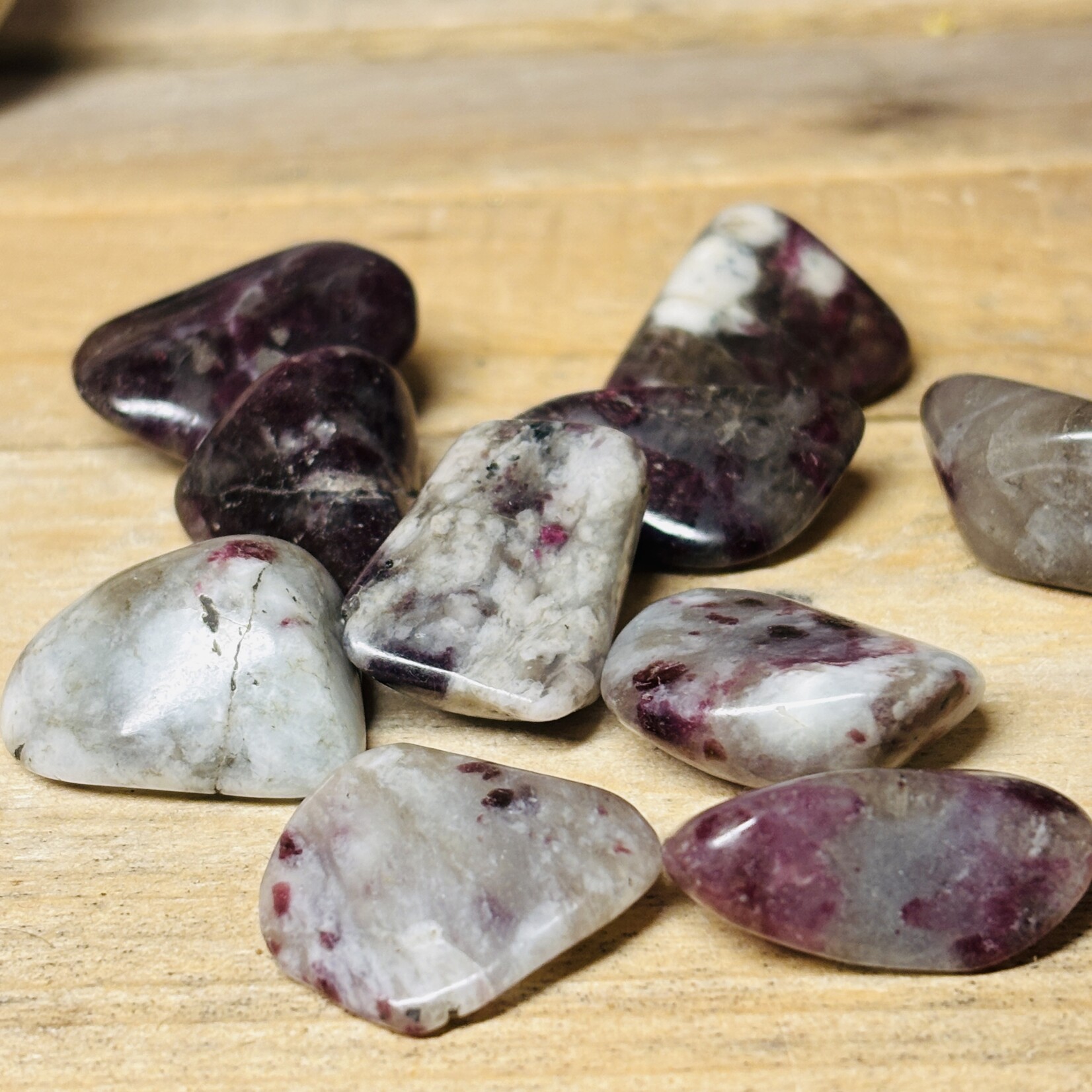 Assortiment de pierres roulées : Jaspe, Quartz, Améthyste, Pyrite, Pierre de Lave, Rubellite, Agate, Jaspe Jaune, Aventurine Rose