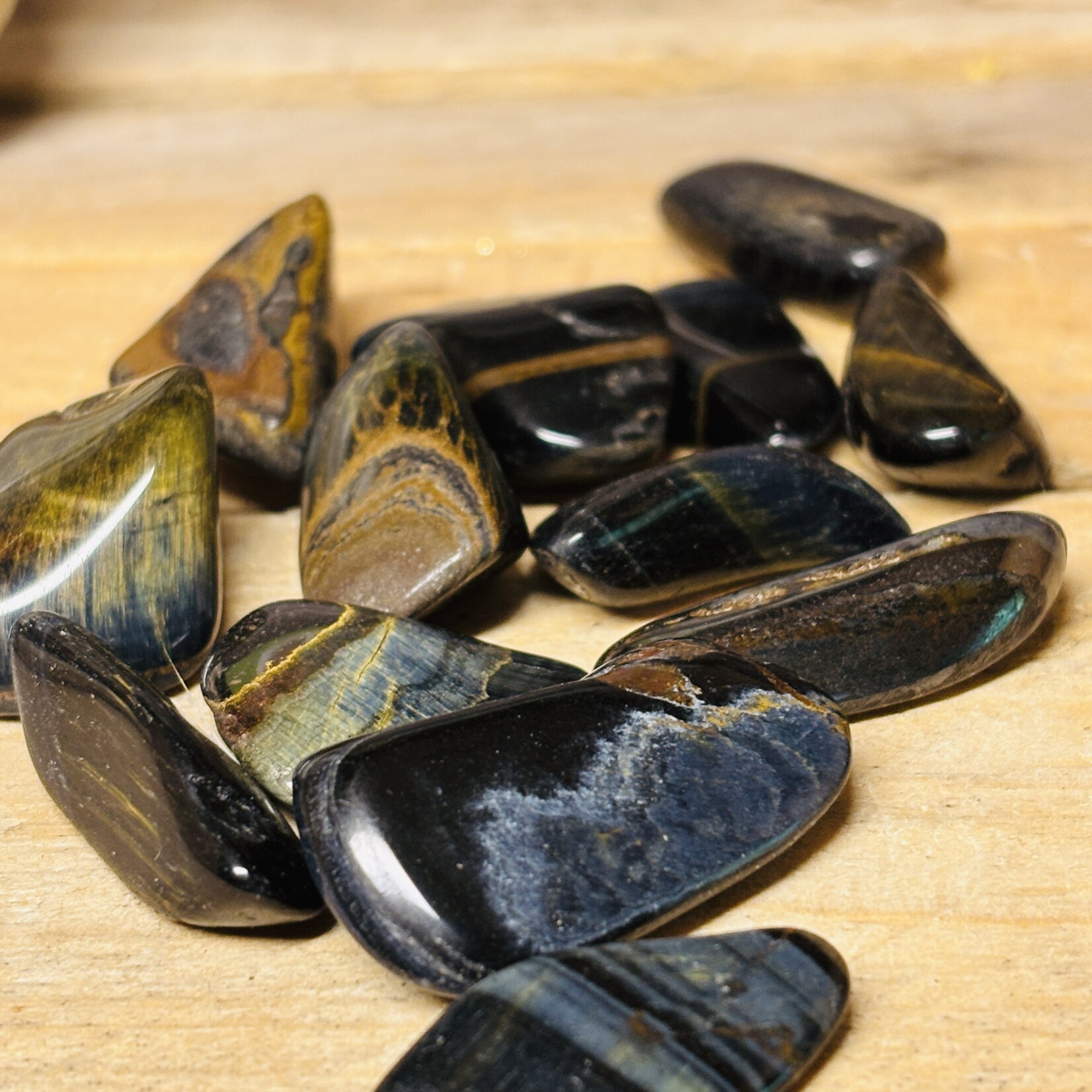 Assortiment de pierres roulées : Oeil de Faucon, Rhodonite, Jaspe Rouge, Onyx Bleue,  Howlite