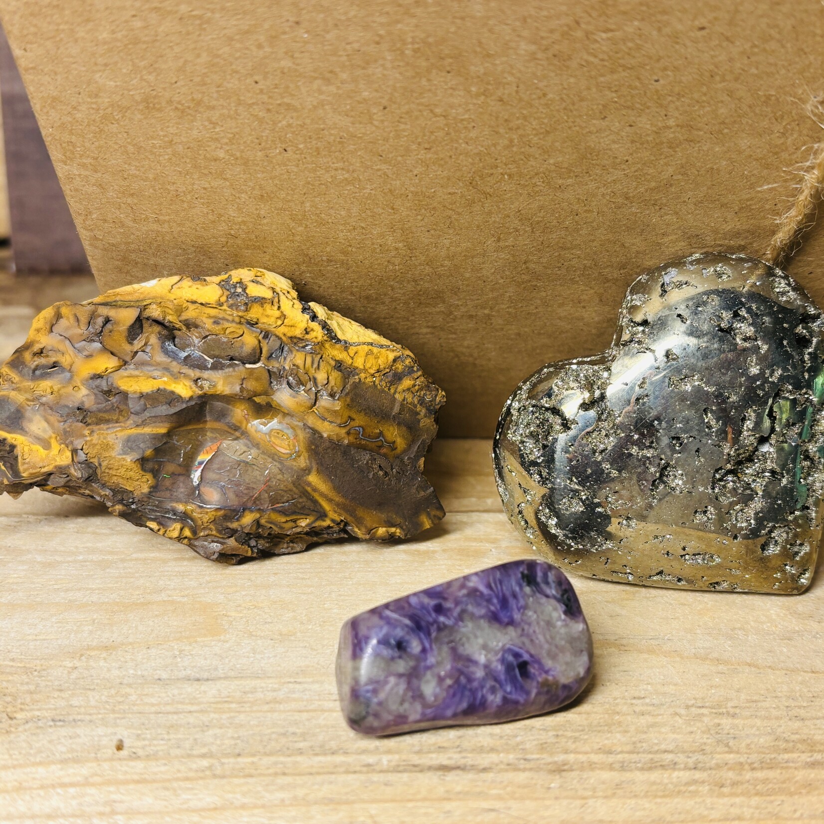 Boîte Cadeau – Kits Clarté Intérieure, Rituel d’Ancrage & d’Amour – Opale Boulder, Pyrite, Charoïte, Agate Mousse, Jaspe Rouge, Howlite, Quartz Rose, Rhodonite