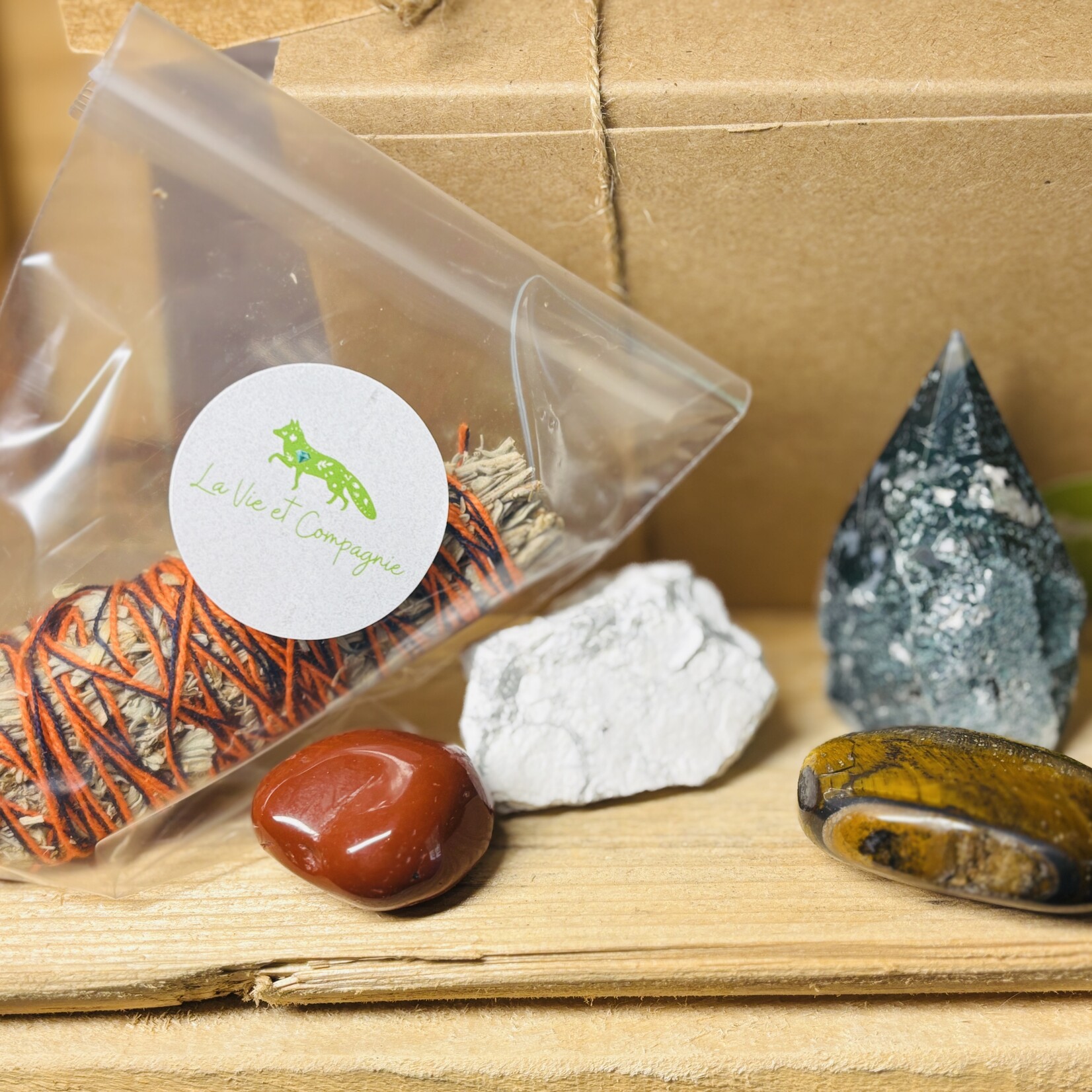 Boîte Cadeau – Kits Clarté Intérieure, Rituel d’Ancrage & d’Amour – Opale Boulder, Pyrite, Charoïte, Agate Mousse, Jaspe Rouge, Howlite, Quartz Rose, Rhodonite