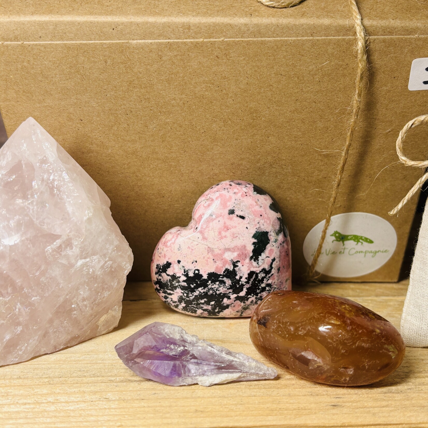 Boîte Cadeau – Kits Clarté Intérieure, Rituel d’Ancrage & d’Amour – Opale Boulder, Pyrite, Charoïte, Agate Mousse, Jaspe Rouge, Howlite, Quartz Rose, Rhodonite