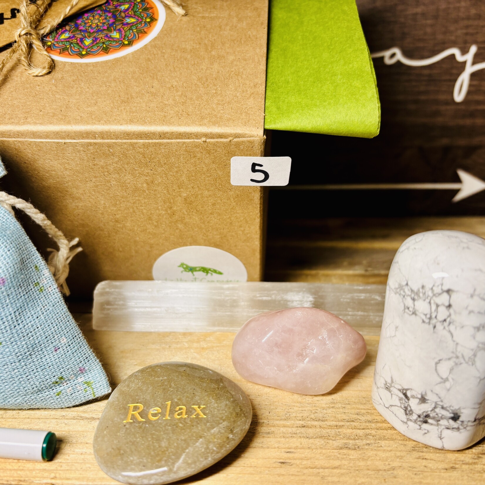 Gift Box – Beginner’s Discovery, Serenity & Relaxation & Energy & Vitality Kits – Selenite, Howlite, Rose Quartz, Agate, Carnelian, Citrine, Red Jasper, Tiger Eye