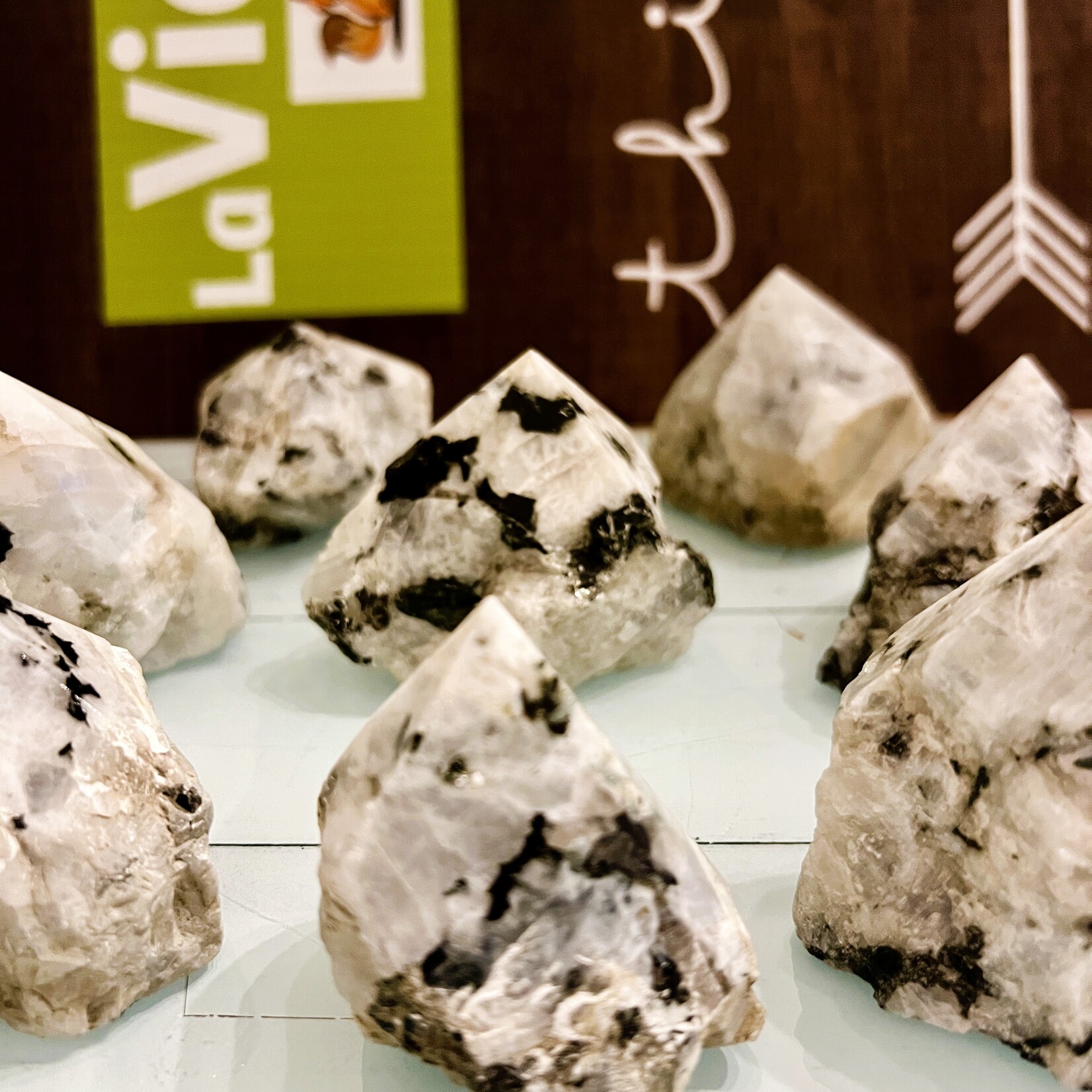 Pyramide Pierre de Lune Arc-en-Ciel -Symbole de Pouvoir Féminin