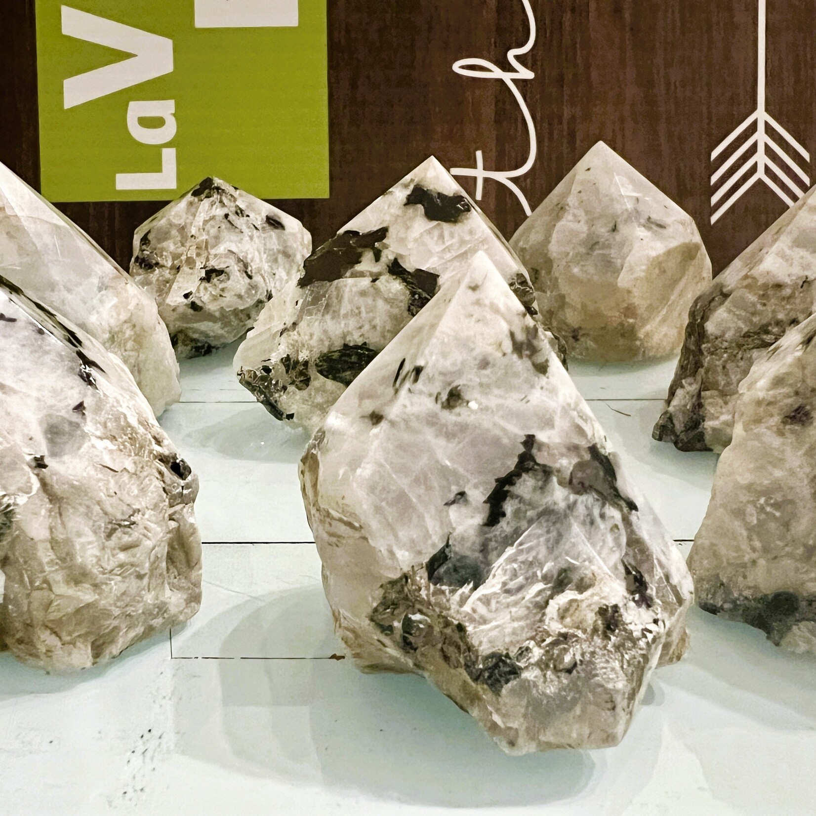 Pyramide Pierre de Lune Arc-en-Ciel -Symbole de Pouvoir Féminin