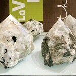 Pyramide Pierre de Lune Arc-en-Ciel