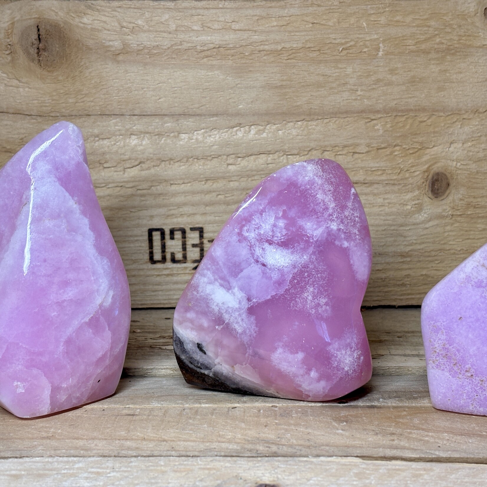 Aragonite Rose Forme Libre – Cristal Naturel Poli – Pierre du Cœur – Pièce Unique