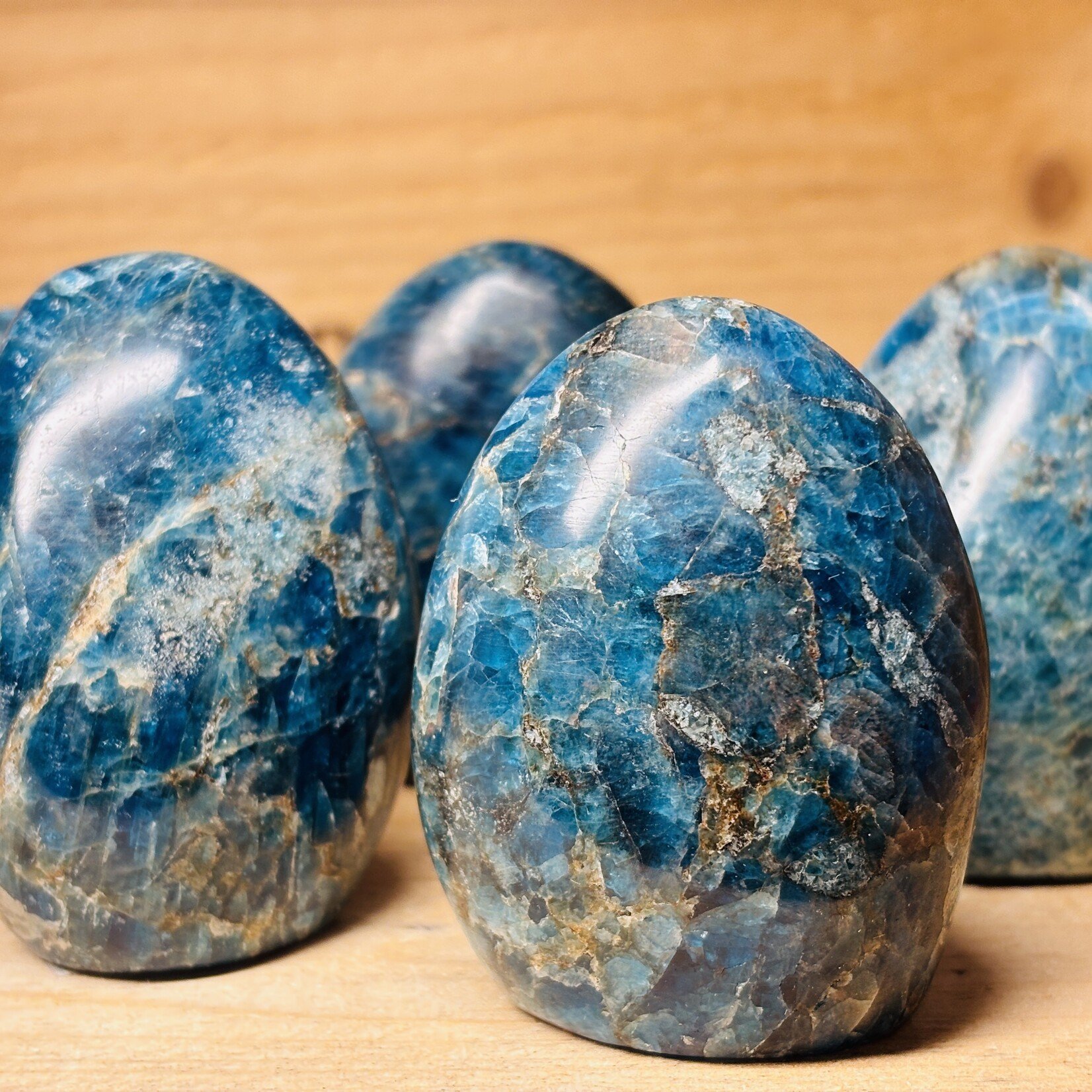 Apatite Bleue Radieuse freeForm Bombé- Améliorant la Communication et l'Auto-Expression avec Amour et Clarté - Copy