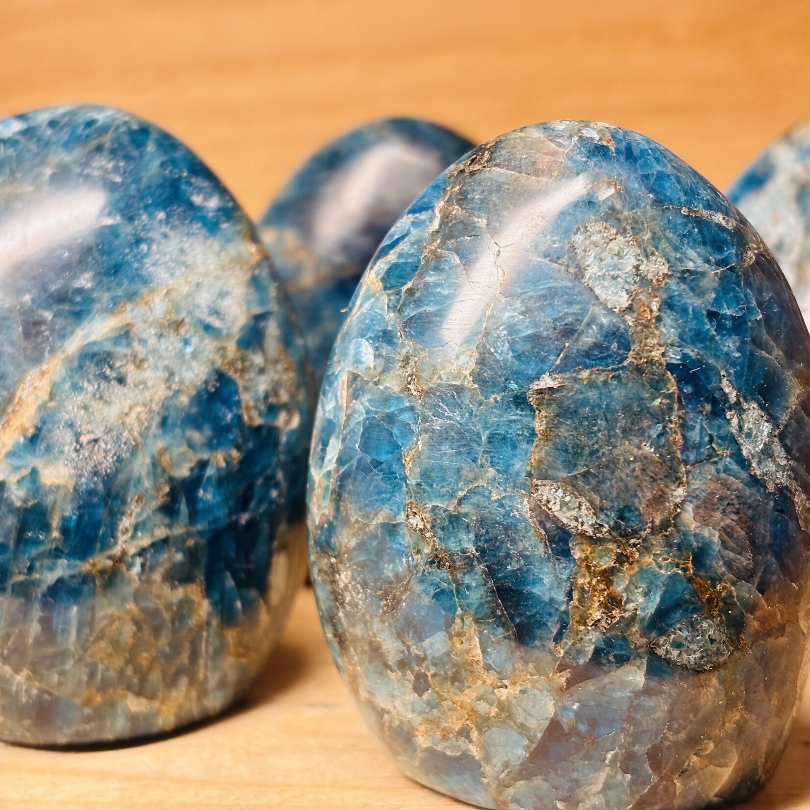 Apatite Bleue Radieuse freeForm Bombé- Améliorant la Communication et l'Auto-Expression avec Amour et Clarté - Copy