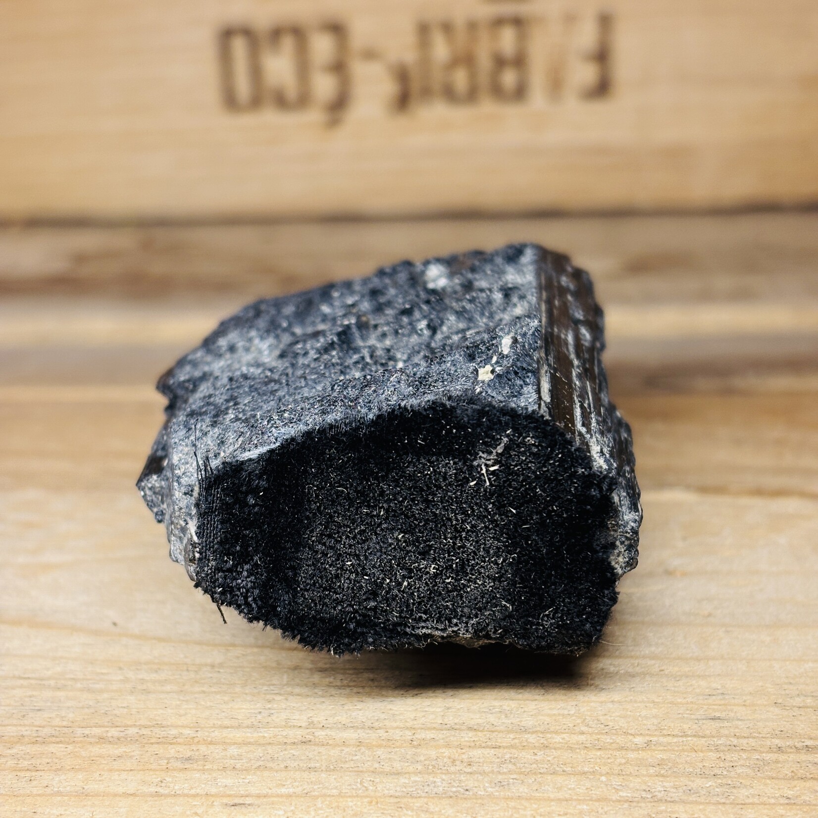 Tourmaline Noire Brute – Cristal Protecteur – Ancrage & Bouclier Énergétique