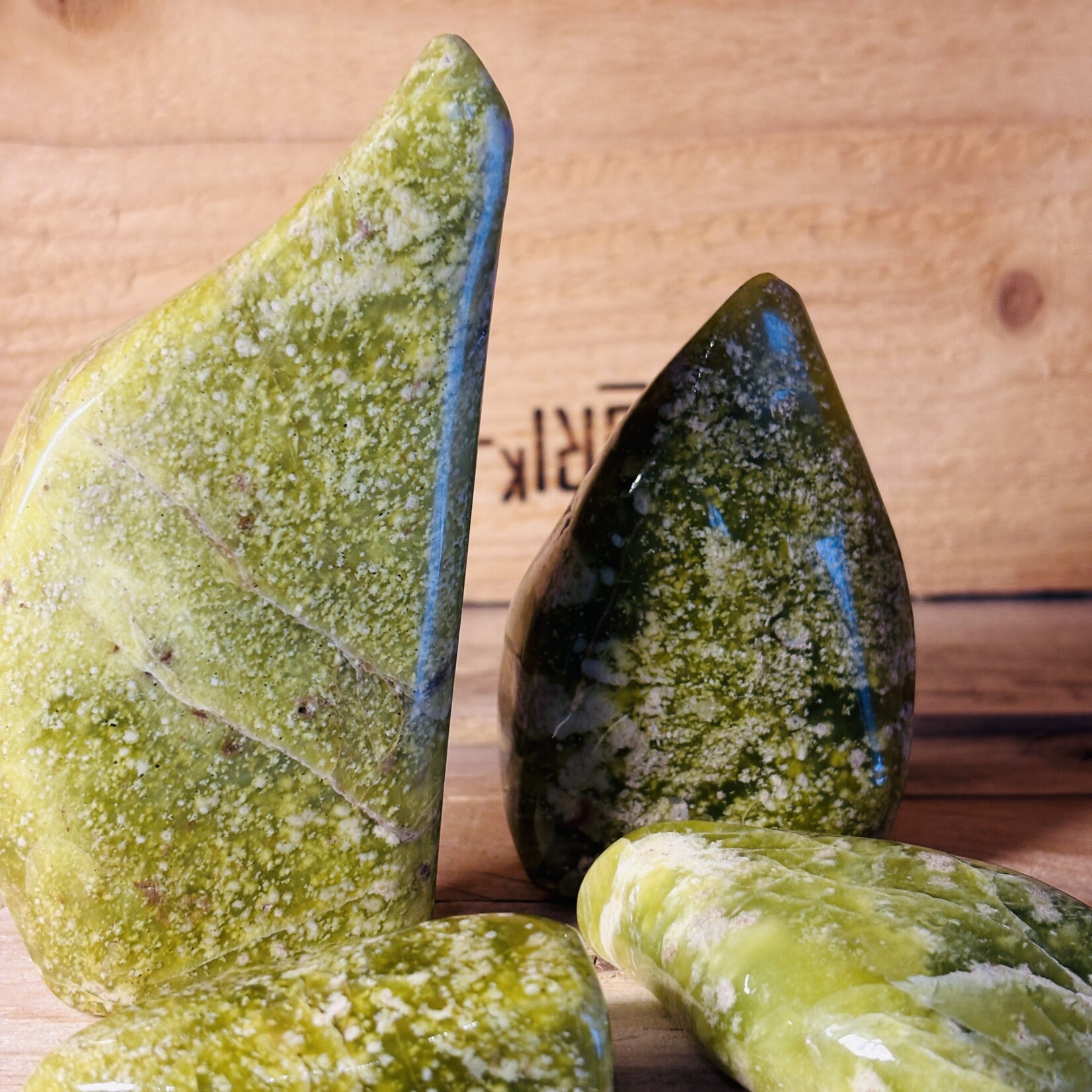 serpentine verte polie , serpentine naturelle brésilienne avec pyrite, pointe de cristal, pierre contre la migraine