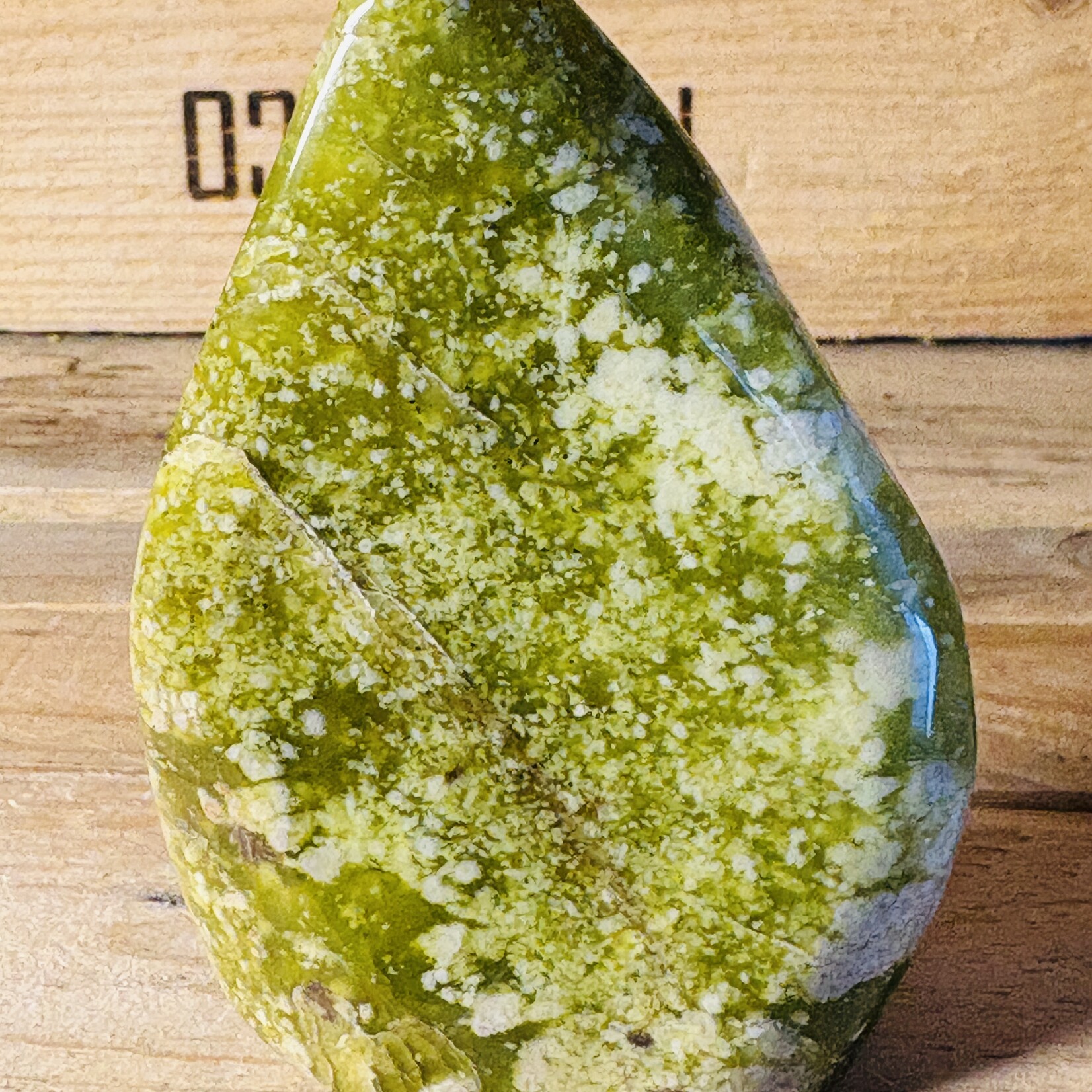 serpentine verte polie , serpentine naturelle brésilienne avec pyrite, pointe de cristal, pierre contre la migraine