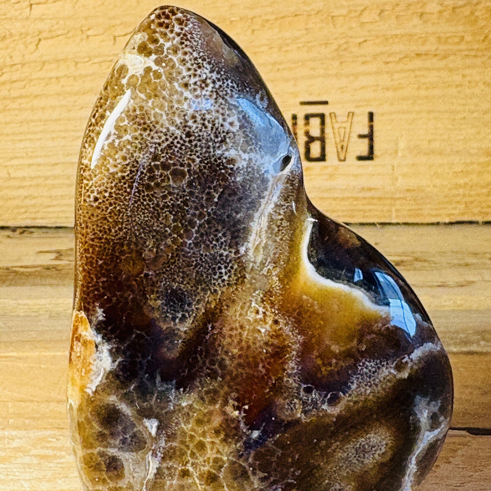 Calcite chocolat freeform – Cristal brun d’ancrage – Sculpture en pierre polie