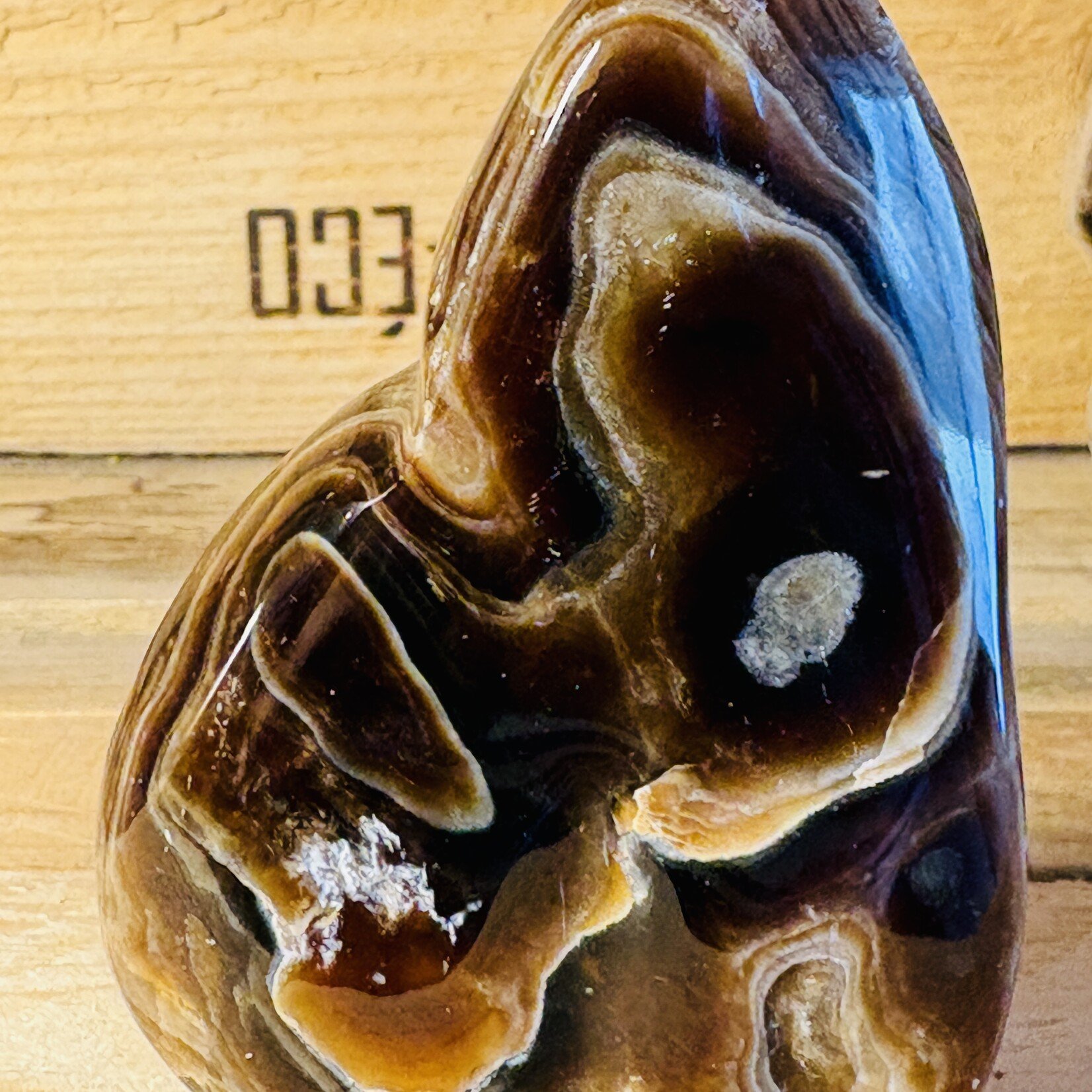 Calcite chocolat freeform – Cristal brun d’ancrage – Sculpture en pierre polie